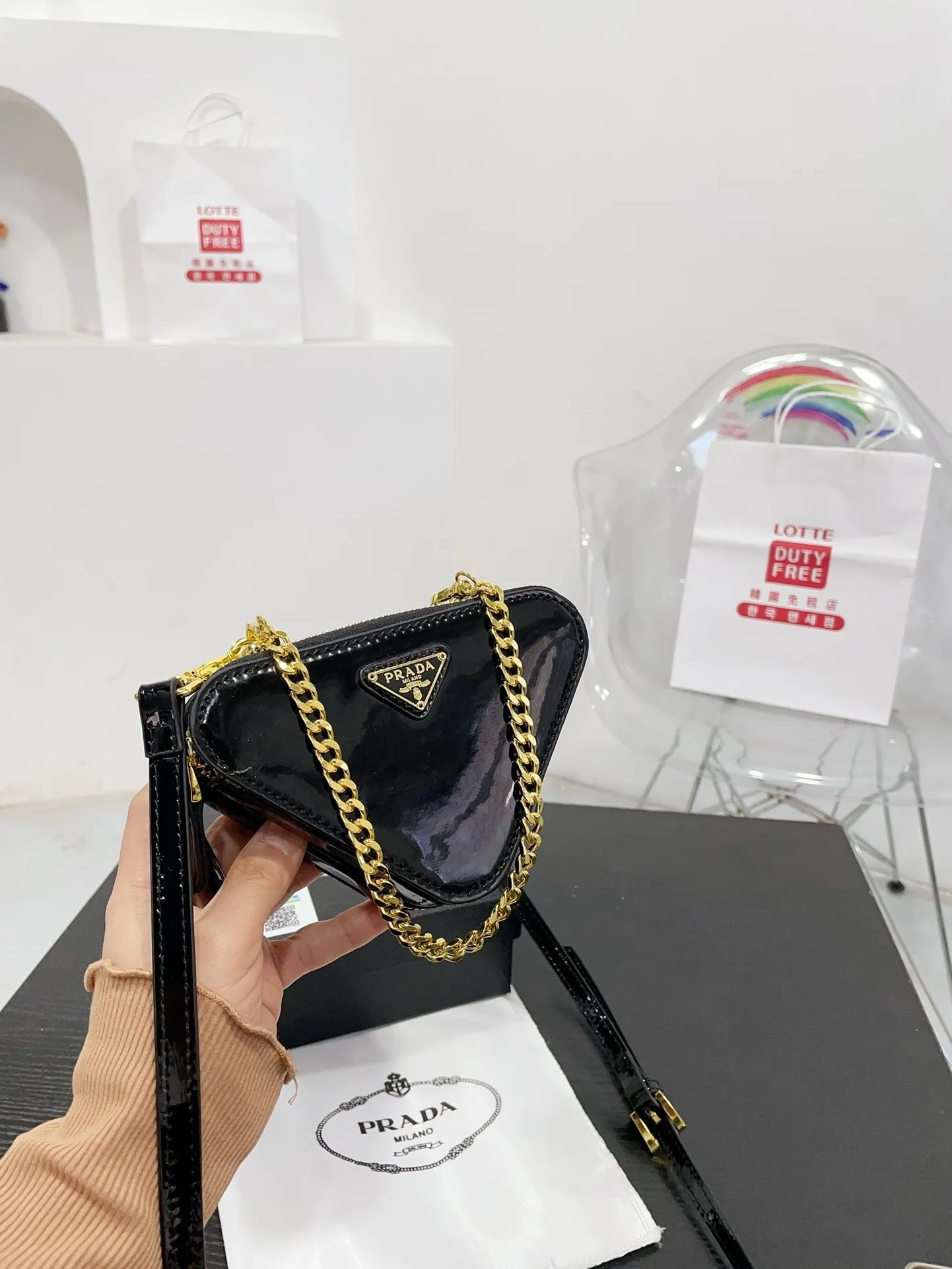 📷💰115配盒子 Prada 三角包❤️ 普拉达家新款 迷你小三角包/精致零钱包时尚凹凸造型单品 拿来当配饰也是极好的时髦小配件可爱的不要不要的 尺寸 16.10cm