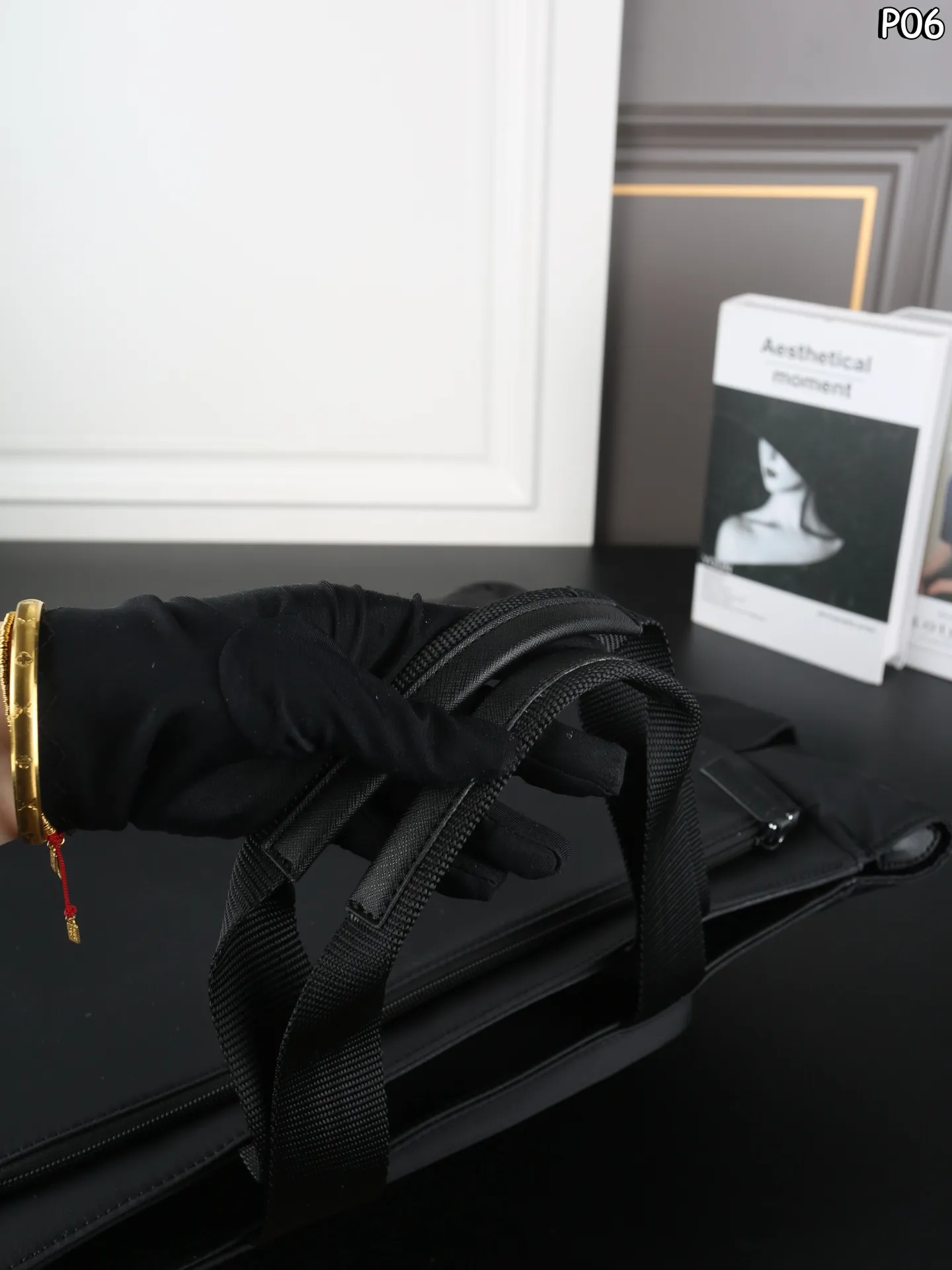 P180 PRADA普拉达 Re-Nylon 托特包Tote包购物袋 尼龙 手提包 这款托特包采用进口尼龙面料，前幅拉链口袋设计，包身两侧口袋可放水杯/雨伞....等等，可手提肩背，出短差和平时用都没问题，功能性非常实用，又是一款永久不过时爆款🎉🎉 Prada 最轻便的包包 尺寸：41&times;32