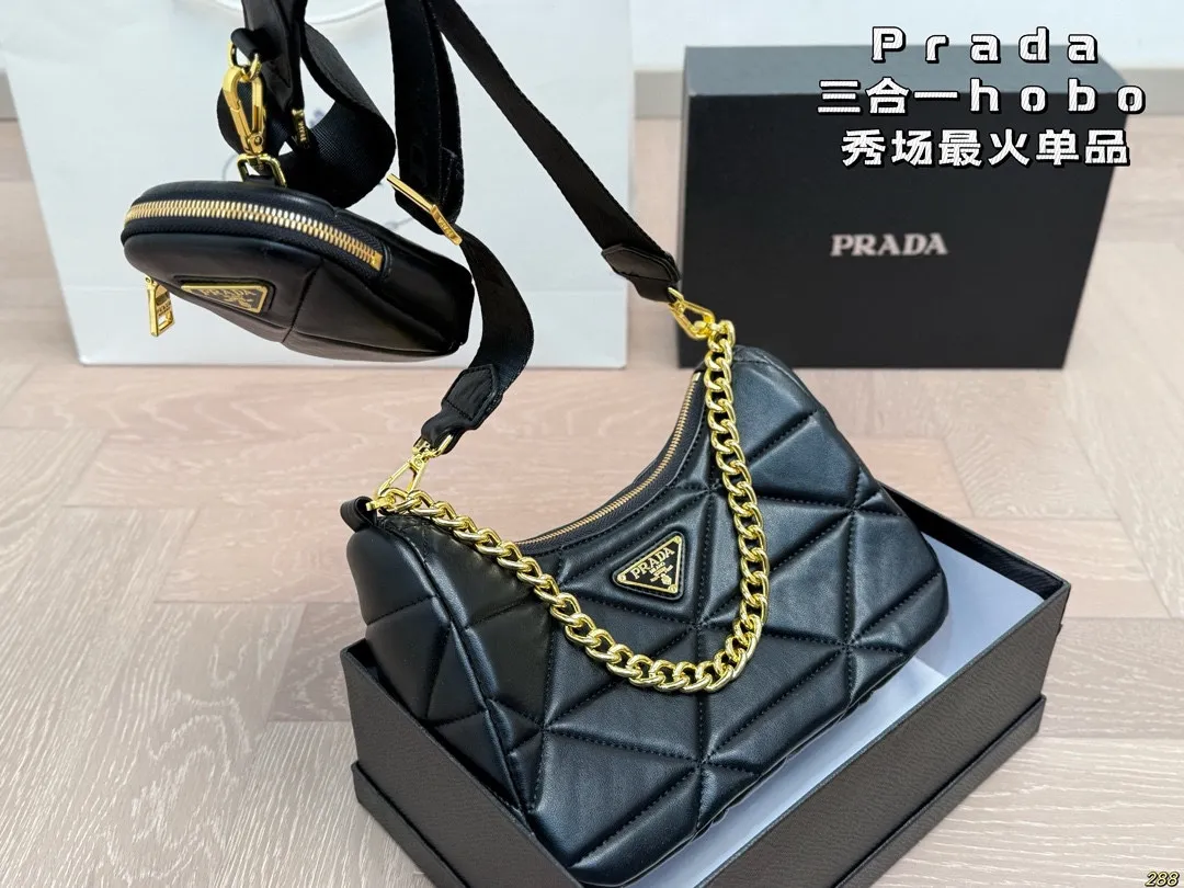 ¥125配盒 Prada 普拉达三合一hobo 肩背包 斜挎 秀场最火单品! 旅行 健身 生活 聚会 街拍 都ok! 很有高级感 时装feel。 尺寸:25 13