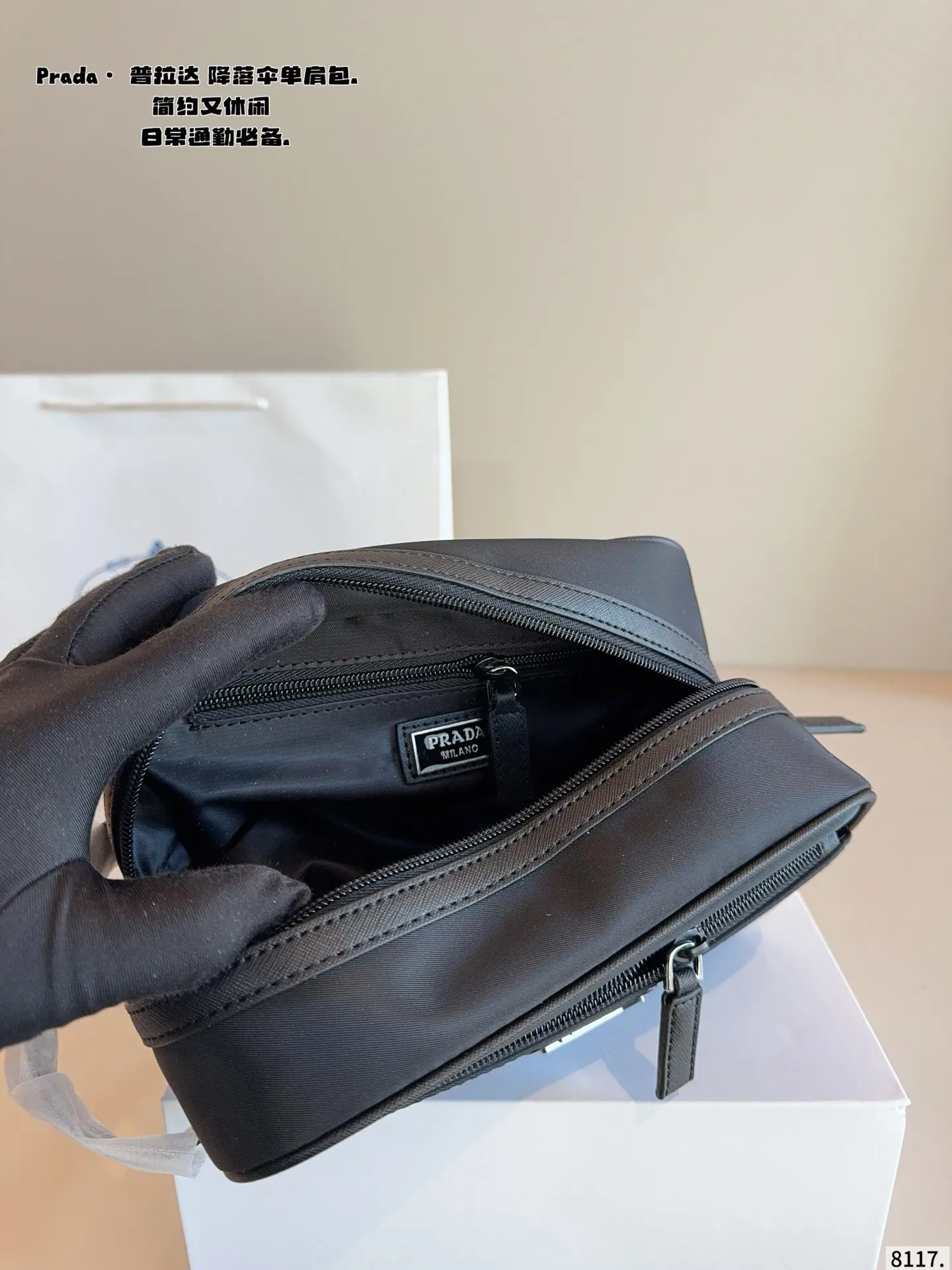 p120配礼盒🎁. 普拉达PRADA 手包. 时髦大气又很酷 这种款就是越看越好看 而且永远都不会过时 经典永远是经典 百搭实用还能凸显个人魅力和气质尺寸：22*10*12cm