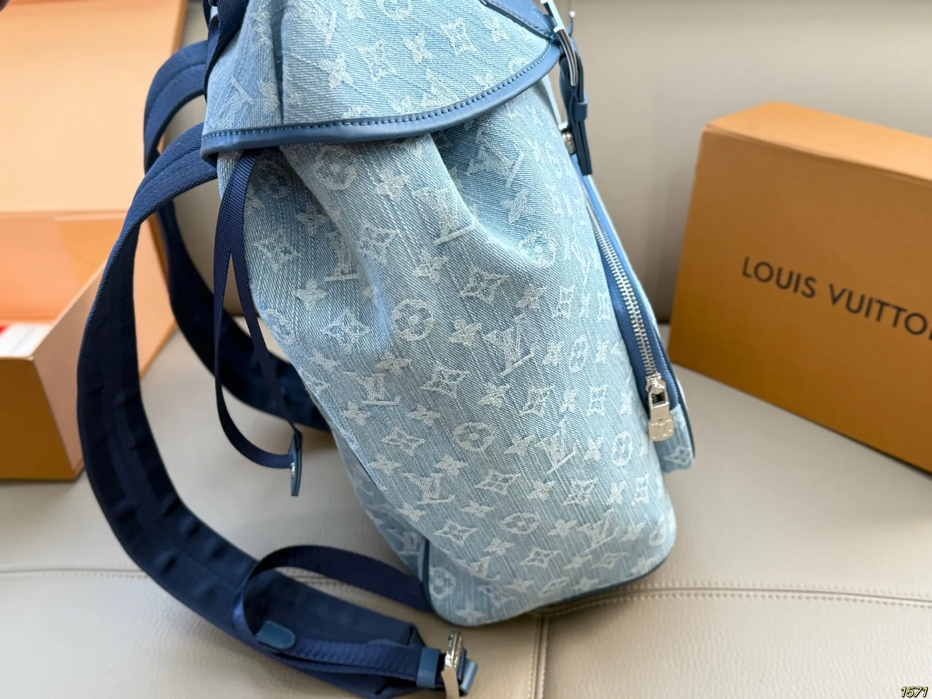 &yen;190配盒 LV路易威登，Dior迪奥 Prada普拉达双肩包 满足日常所需，解放双手 款式百搭 有非常能装低调简单 包身不易变形，自重轻❗️ 尺寸28 36