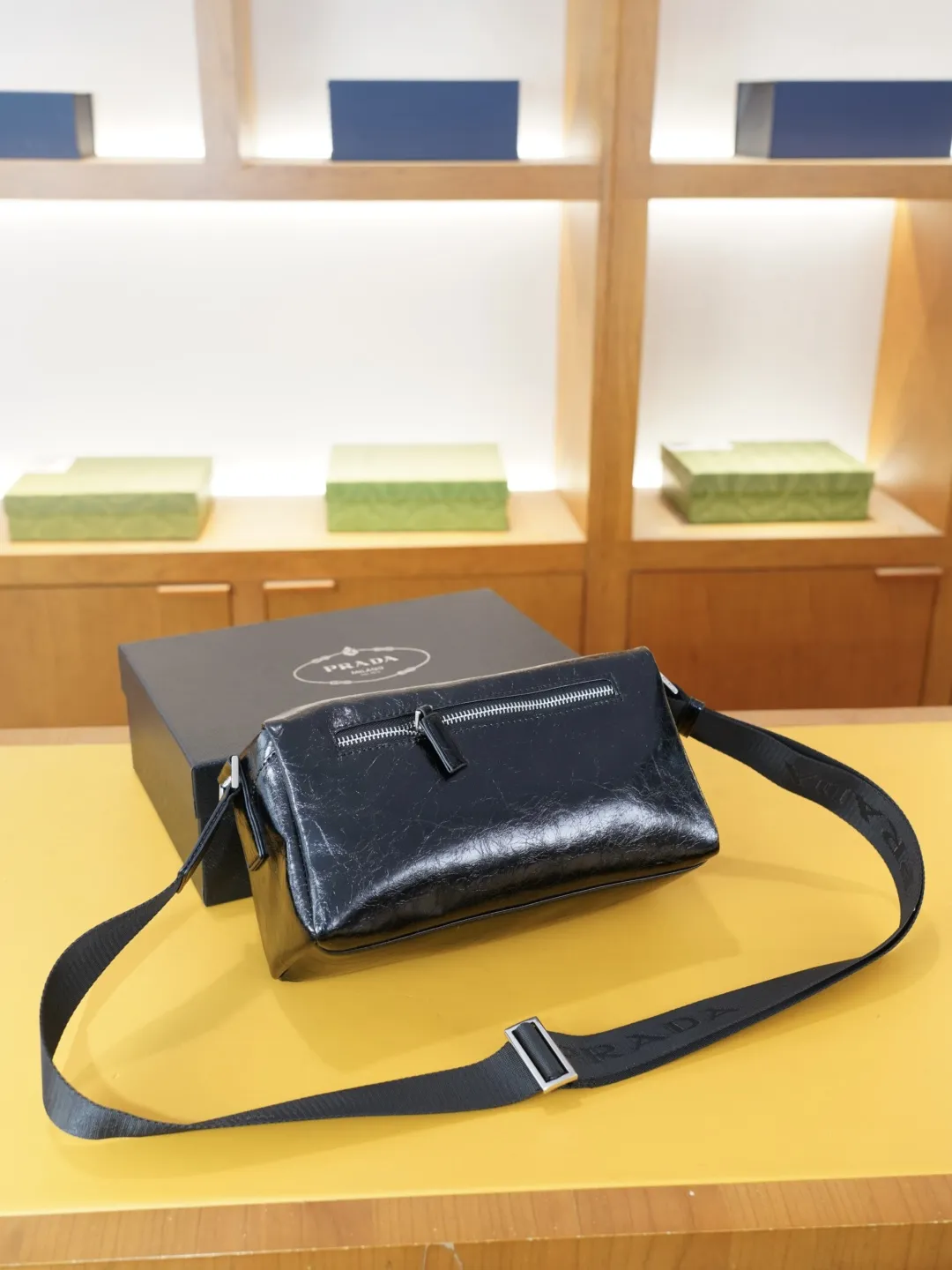 P110 🇮🇹 PRADA 普拉达 官网同步 高版本 斜挎单肩背包 永恒不过时的标志性产品 纯原单牛皮 顶级五金制作 非市面普通版本 今年最爱的款式 全部实拍 实用性非常高 完全不用担心穿搭 配全套包装礼品盒 【规格：25x14x10】
