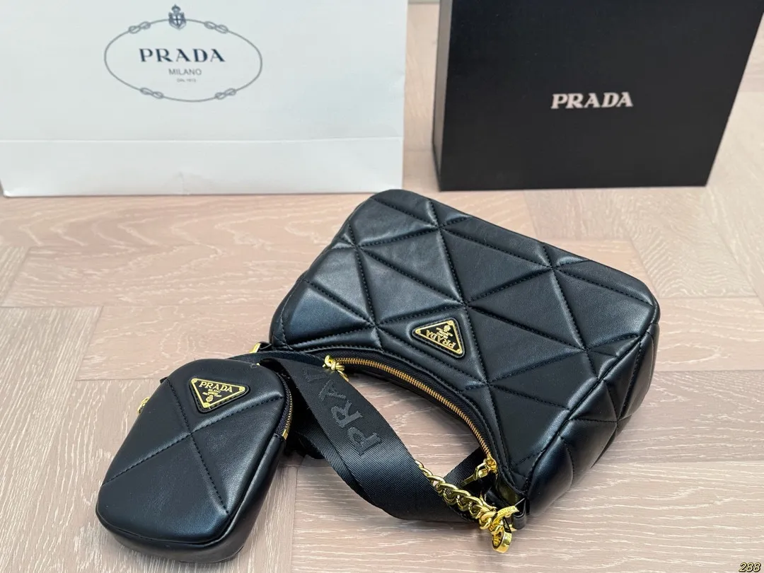 ¥125配盒 Prada 普拉达三合一hobo 肩背包 斜挎 秀场最火单品! 旅行 健身 生活 聚会 街拍 都ok! 很有高级感 时装feel。 尺寸:25 13