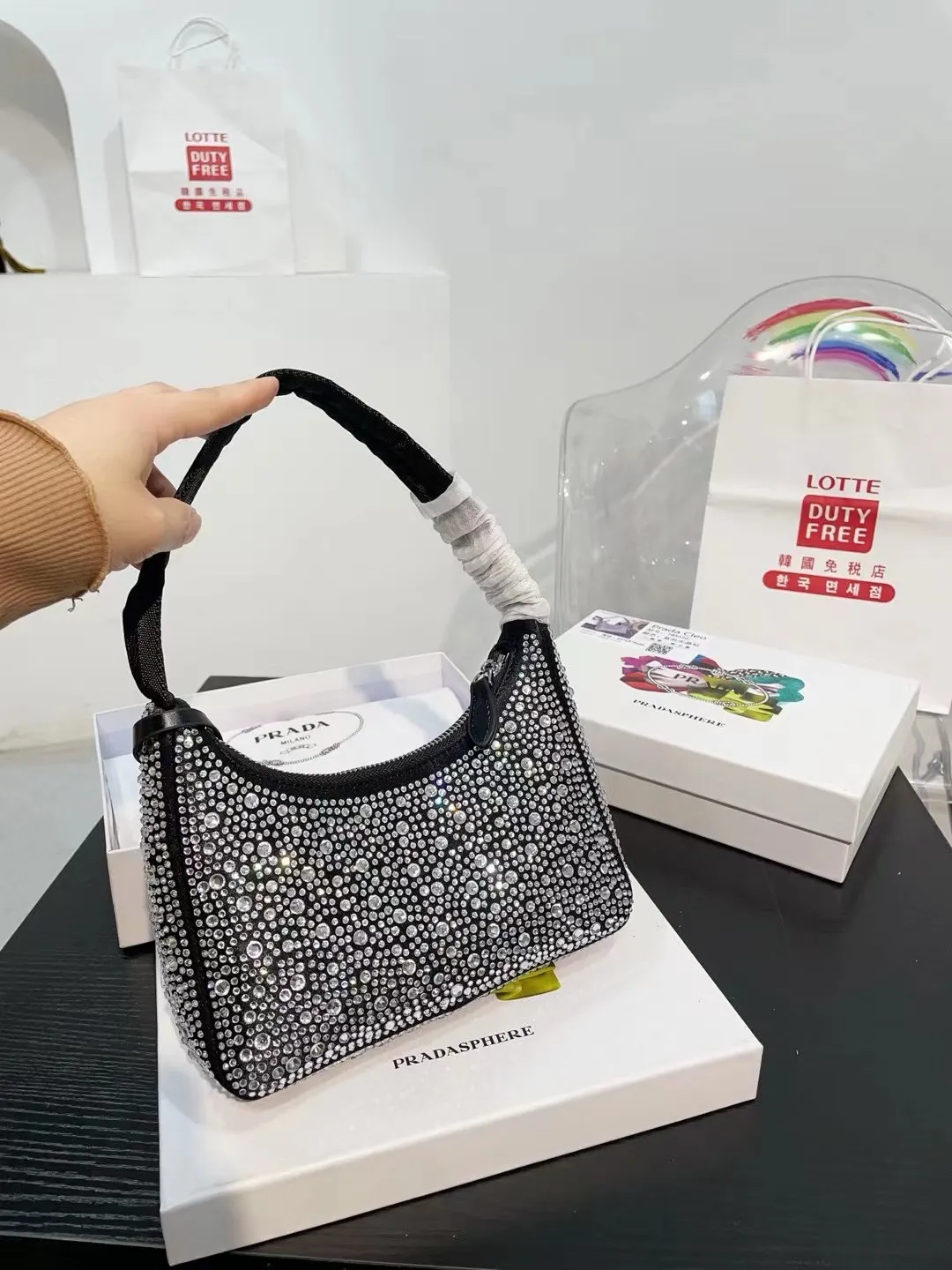 👑💰130配盒子 普拉达水钻石腋下包 ✧Prada͎ 闪钻包 红翻天的一款 专柜一只难求 我家原单复刻版 -今年真的太流行腋下包了 🤞🏿 超级喜欢它简单有质感的设计,很能装而且方便啊! 无敌时髦洋气~哈哈真香😜耐磨耐用 尺寸 20 12