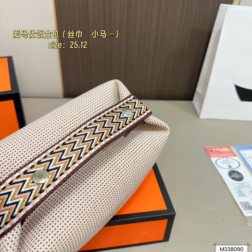 💰105 礼盒包装 丝巾➕小马 爱马仕帆布收纳包饭盒包。 帆布的材质随性且休闲! 优雅贵气高级感并存! 尺寸25×12