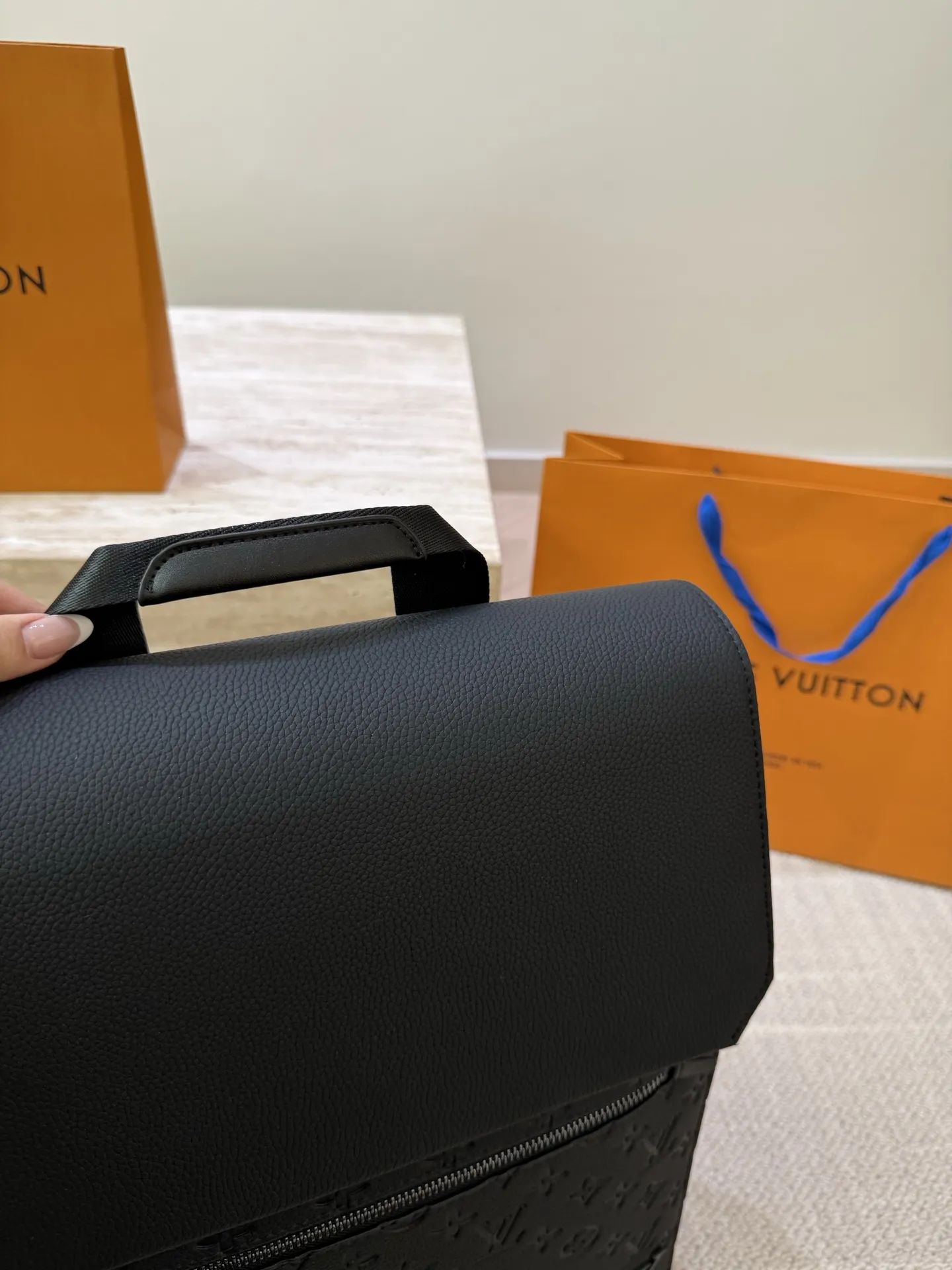 P165 高顔値双肩包/ LV Discovery 百搭通勤经典牛皮双肩包 LV最好看的双 肩包出差旅行必备 休闲商务都可驾驭 容量超大超能装 大热门款个人认为这是一款最合适男士的包包 超级酷 COOL 尺寸 30 40cm