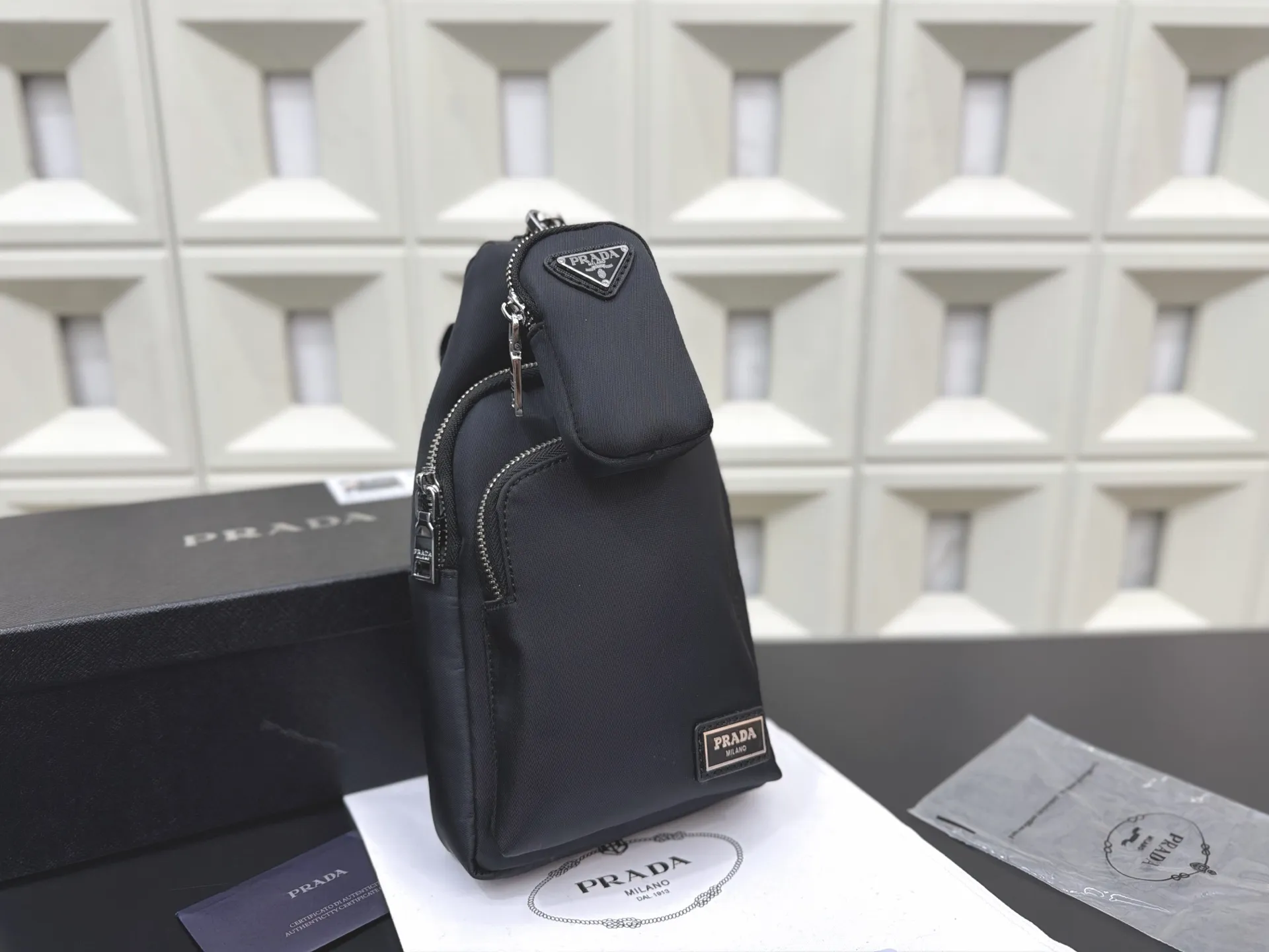 P105 Prada 普拉达 尼龙布二合一胸包 防水布斜挎背包 经典百搭 实物拍摄 配送防尘袋 30 x 16 cm。