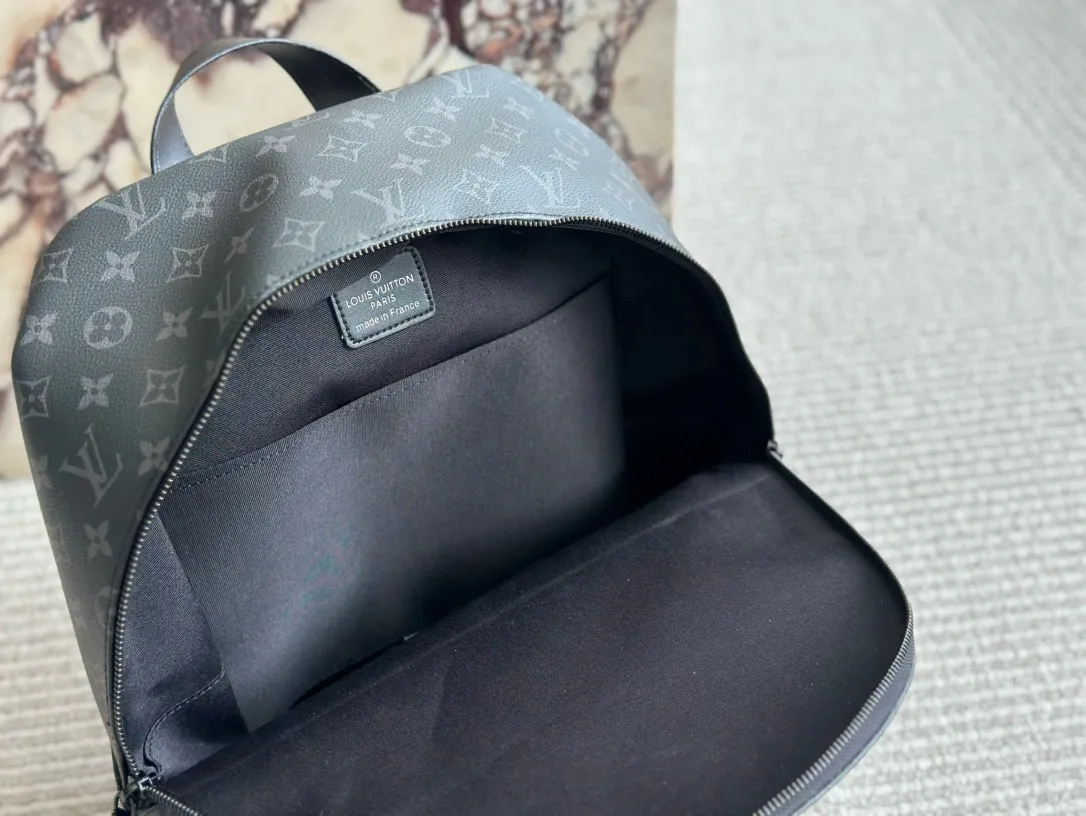 💰160 复刻版 size:36*28cm L家 双肩包💼 超高清五金logo标志、 专用里内里 直男必备款。 Lv最好看的黑色老花双肩包 大小也刚刚好哦!