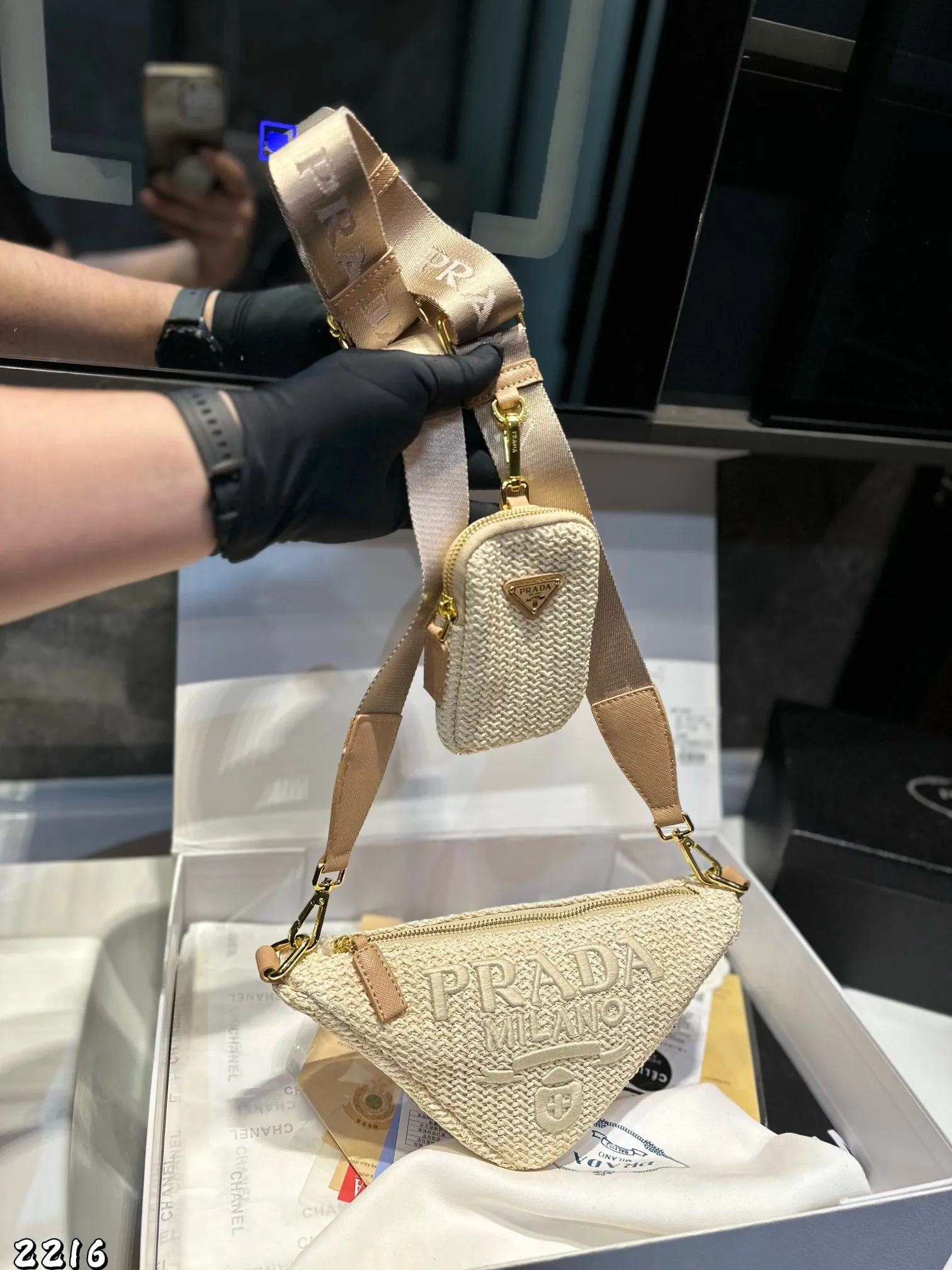 ❤️p130❤️ ✅新品推荐🔜升级版🔥Prada普拉达专柜同款编织三角包~草编包👍配小包‼️高端货!可肩背~各大明星追捧的爆款~棕榈叶和牛皮编织而成‼️采用最好的五金配件!经典logo!(size:28*14*10 小包9*13)