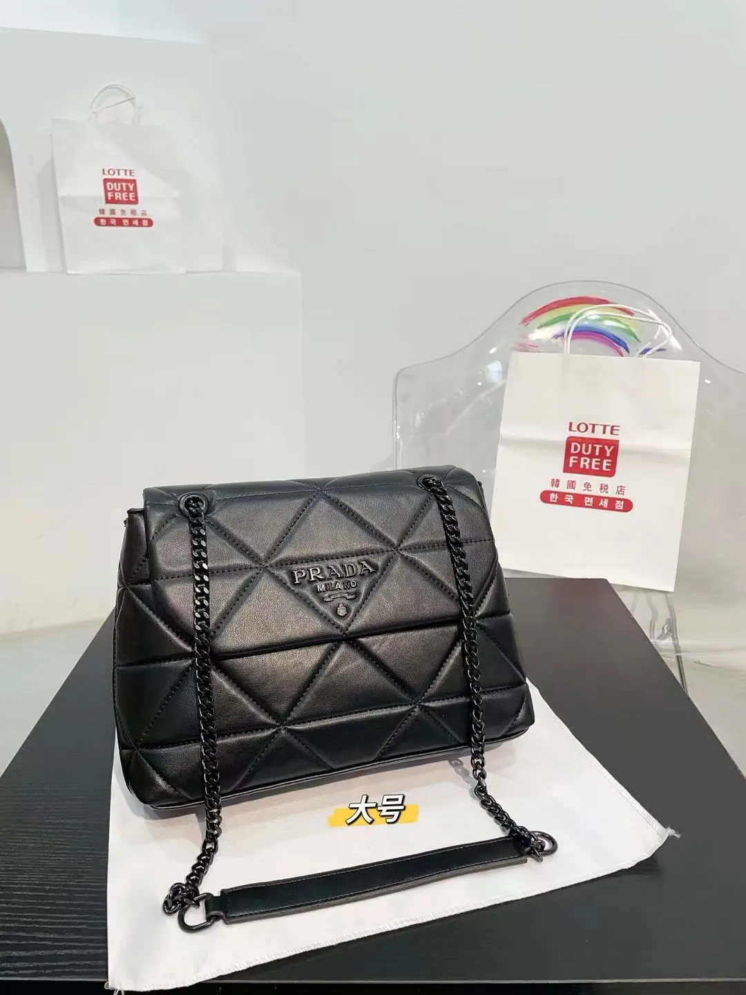 👑💰125💰130💰配盒🎁 尺寸:28.8.20cm/24.6.49cm 普拉达小羊皮斜挎包 单肩包 网红推荐爆款 整个包型,是以当代流行的复古风!单单Logo按扣的设计就可以单手优雅的翻盖