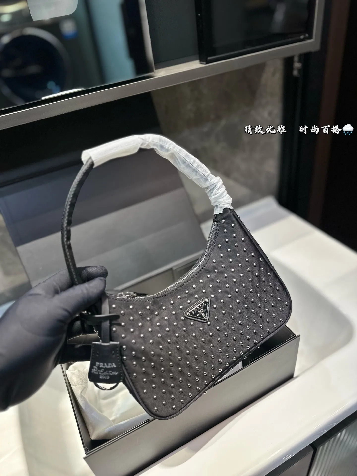 ❤️105（礼盒包装）❤️ 普拉达hobo 铆钉腋下包 Prada如影随形 充满了不一样的帅气感 甜酷辣妹穿搭必备 尺寸 21 11