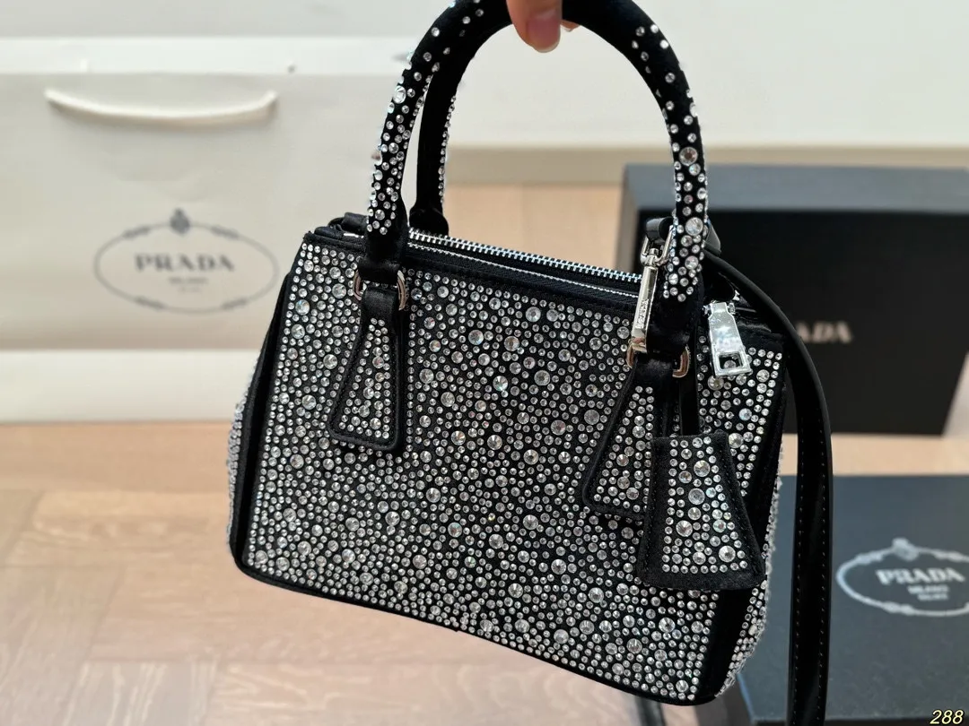 &yen;180配盒 普拉达 Prada 满钻包超级满足 颜值超高 集美必入 尺寸： 22 16