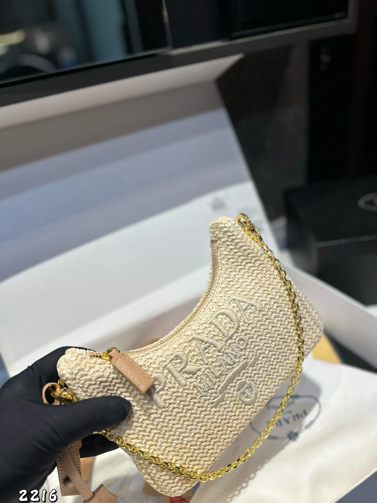 ❤️p125❤️ ✅新品推荐🔜升级版🔥Prada普拉达专柜同款编织hobo腋下包👍高端货!配链条和皮带!各大明星追捧的爆款~棕榈叶和牛皮编织而成‼️采用最好的五金配件!经典logo(size:22*15*5)