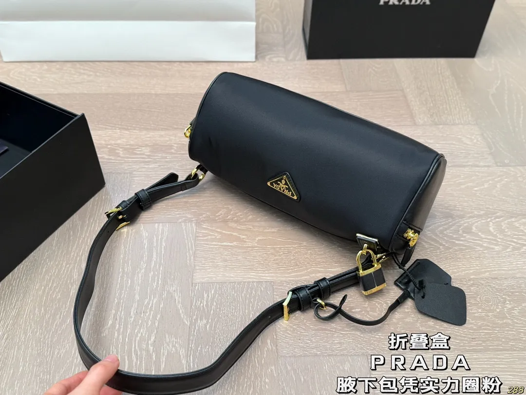 &yen;180折叠盒 普拉达PRADA 腋下包 可爱到不行！凭实力圈粉 简约又不失高级 背上就是时髦精女孩～ 尺寸28 11