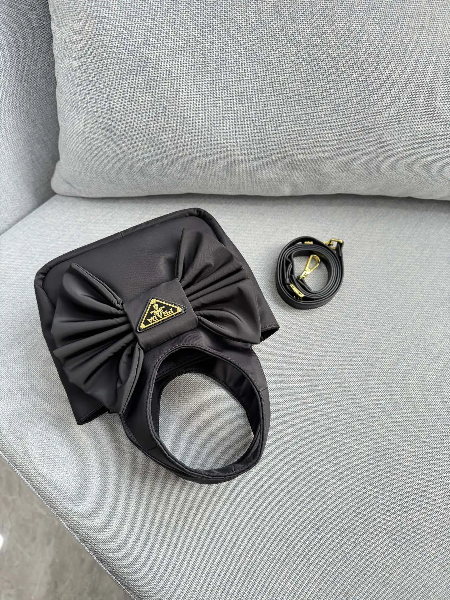 💰130 size：20&times;16 PRADA普拉达 Re-Nylon 帆布 蝴蝶结 菜篮子 单肩斜挎手提包 Prada | 嗲到爆炸的蝴蝶结菜篮子🎀 小小膨膨的好可爱💙❤️ Prada高级感包包 用高级感狙击TA的心动瞬间