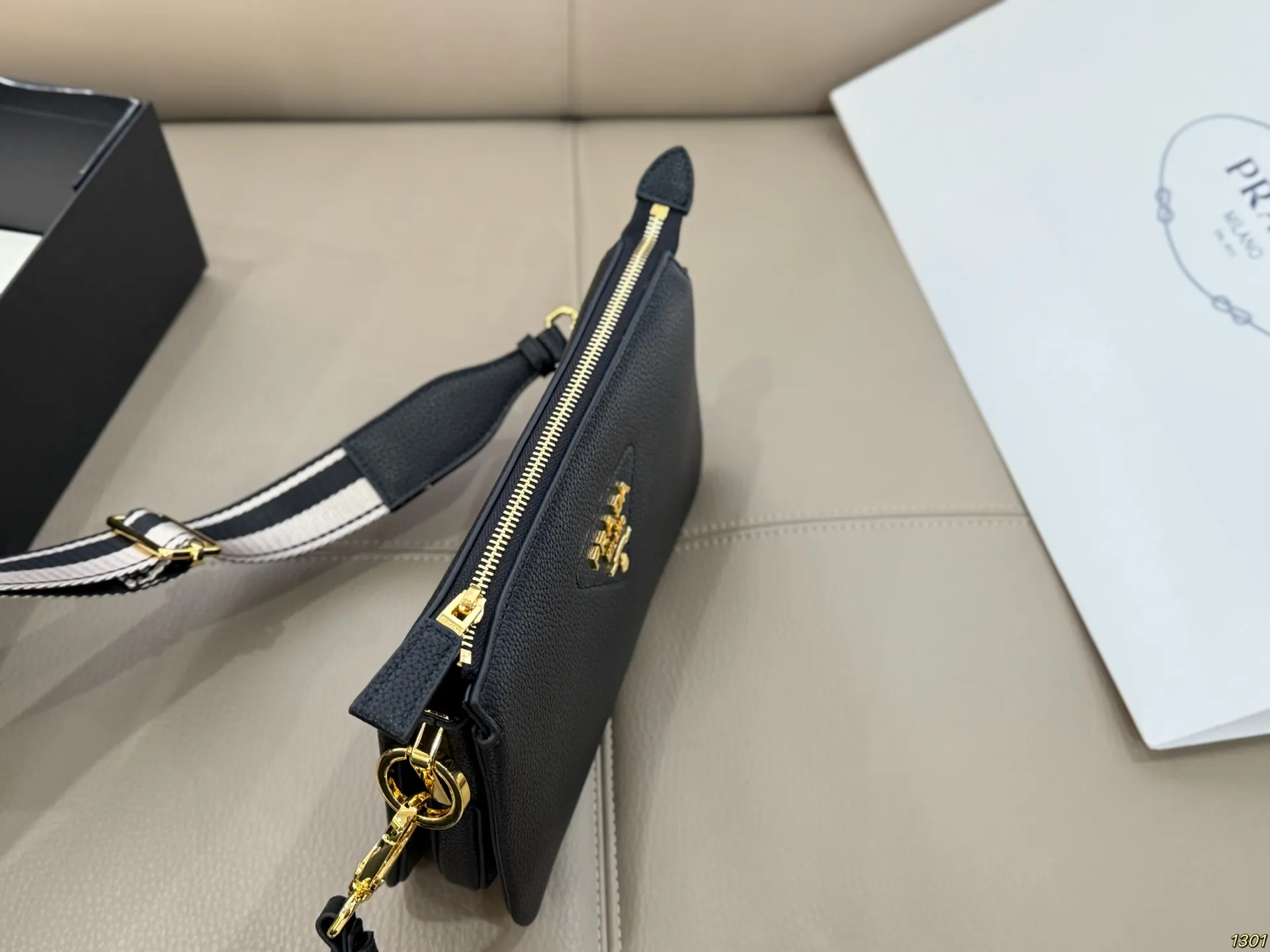 ¥185 普拉达prada风琴包 太完美 格层多多 什么衣着全能搭配 容量空间大 手感超柔软 赶紧入手吧尺寸24.14