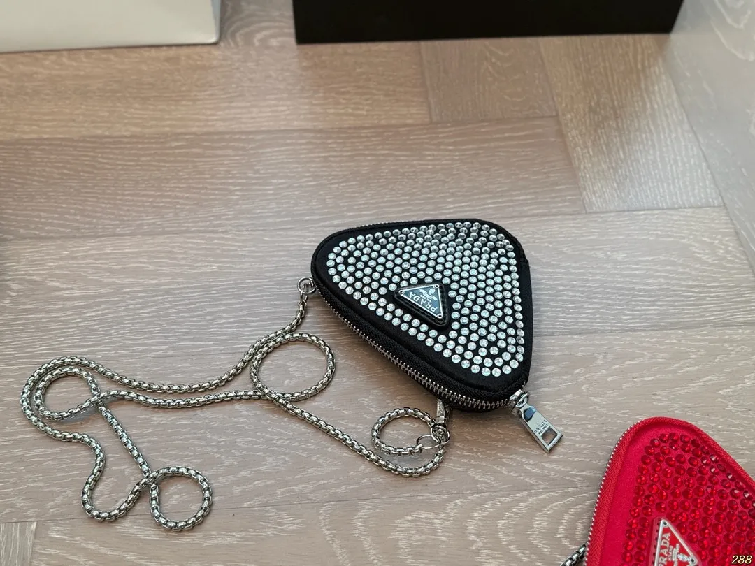 ¥100配盒 Prada 普拉达三角包 零钱包 超好搭 最近真的好火,脑子里是瞬间相出了N种搭配方式,非常的百搭,上身也非常的好!尺寸14 11
