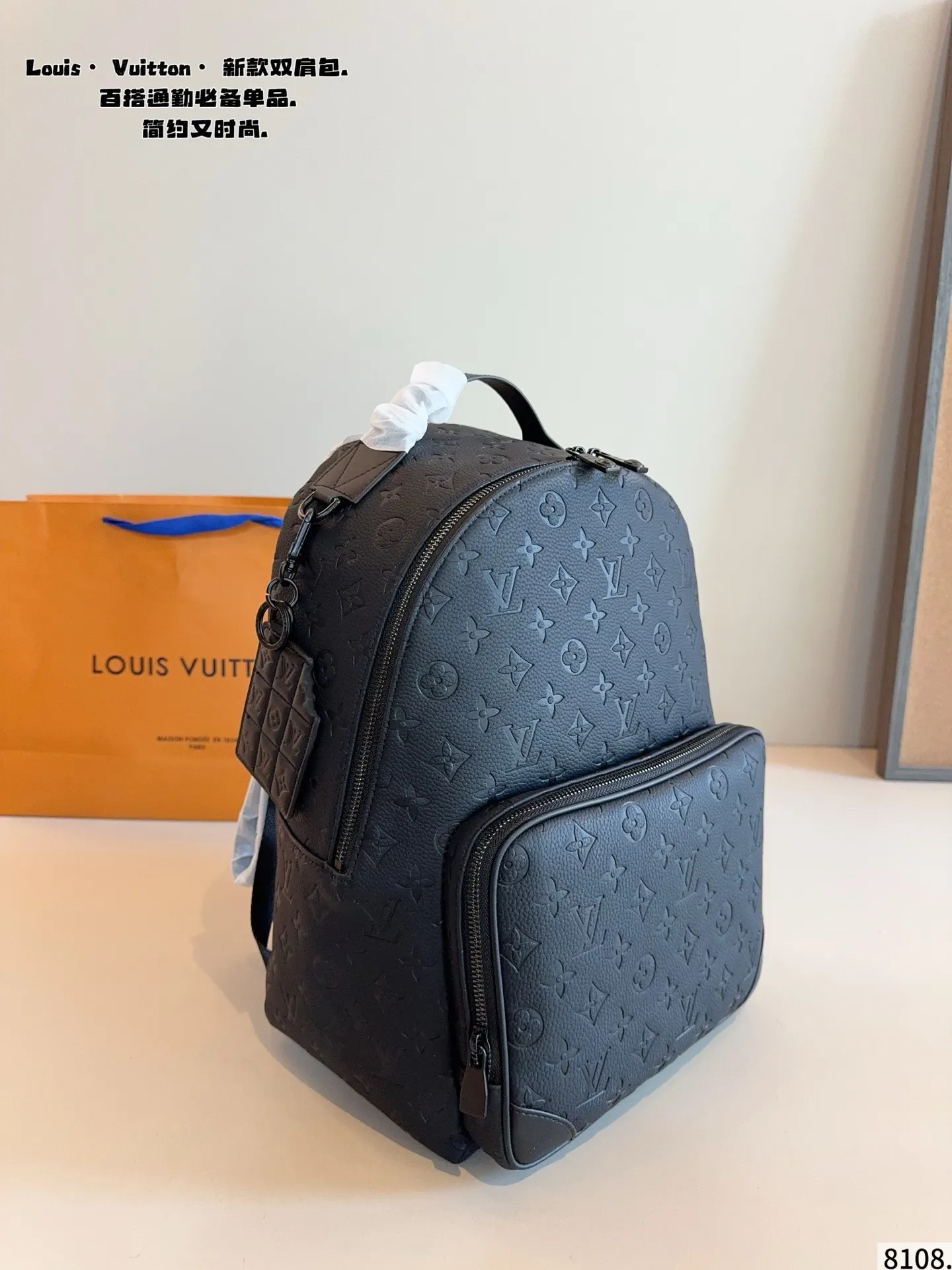 p190 Lv DISCOVERY 双肩包 男生日常休闲搭配的理想选择~ 实用又百搭,小小的身体大大的空间 非常适合放随身物品~ 面料耐磨耐刮蹭,适合男生大大咧咧的性格尺寸:30*12*38cm