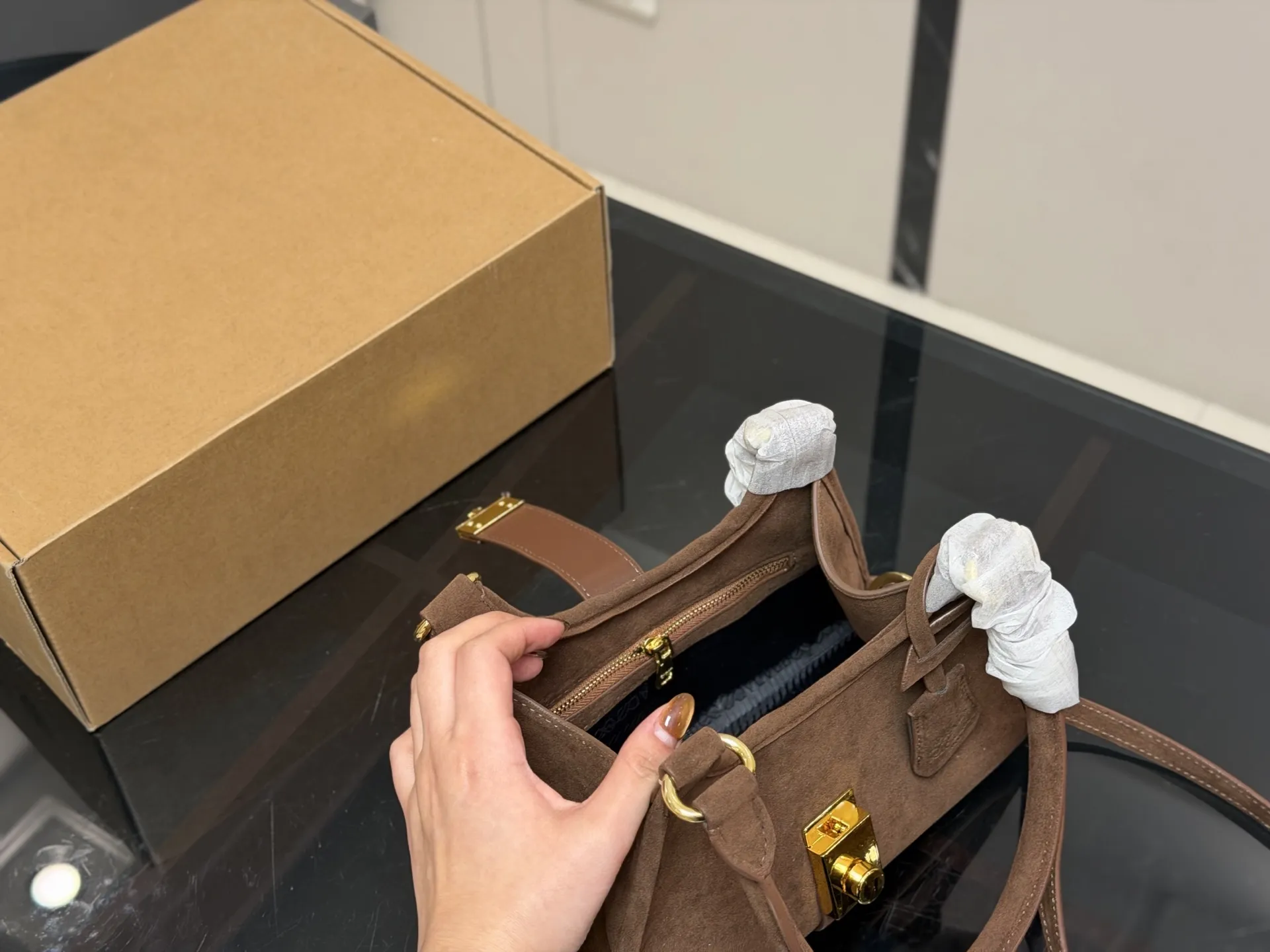 ¥170 size:26.18cm 普拉达 hobo中古腋下包 多了一份随意和简单, 完全的时尚百搭!