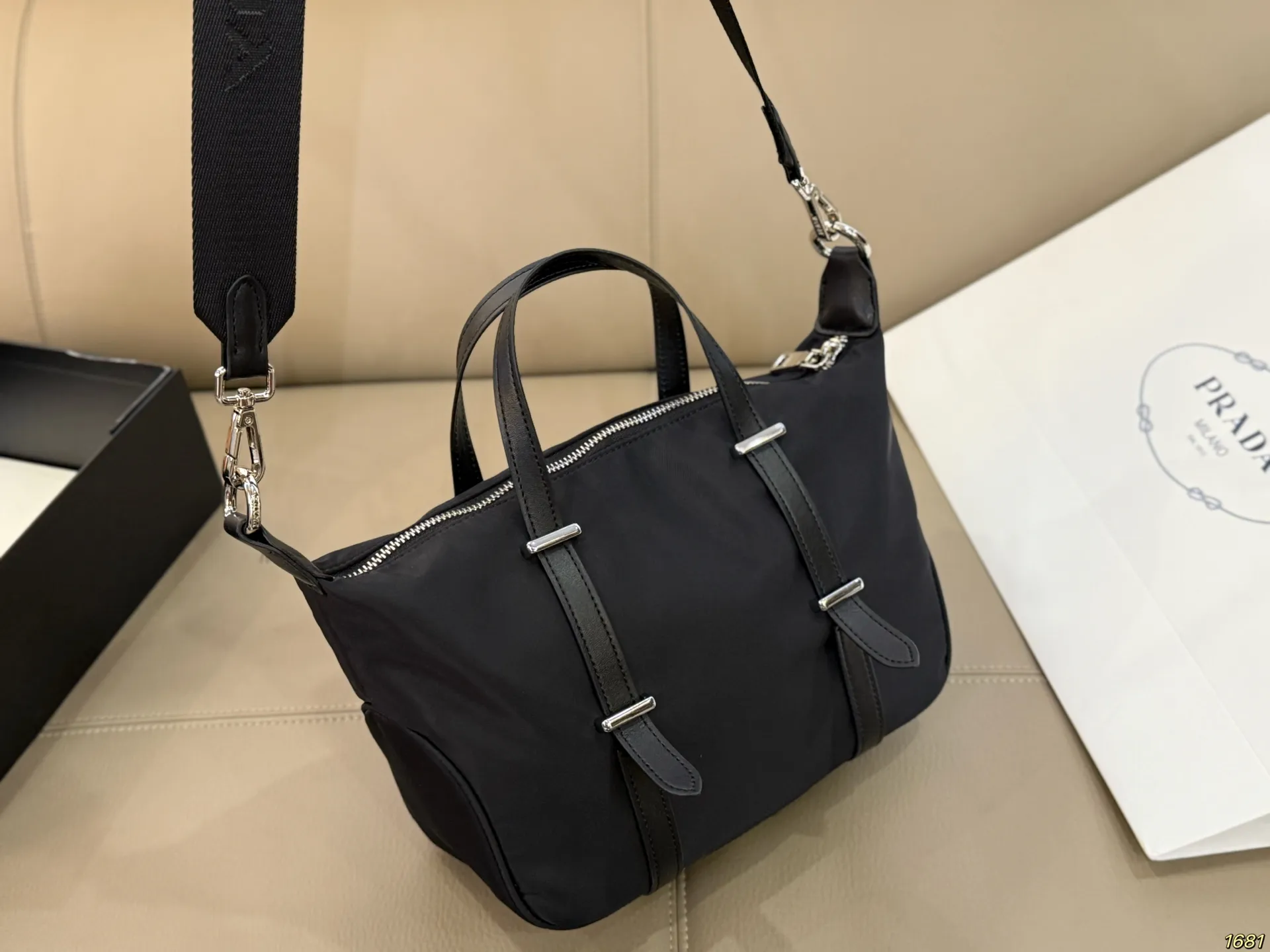 &yen;165 普拉达PRADA 尼龙包 背上身一整个阳光活力又年轻 可可爱爱又能装 气质小姐姐即视感 有种小香的感觉～ 轻便好背，充满高级感，狠狠爱了 尺寸： 25 19