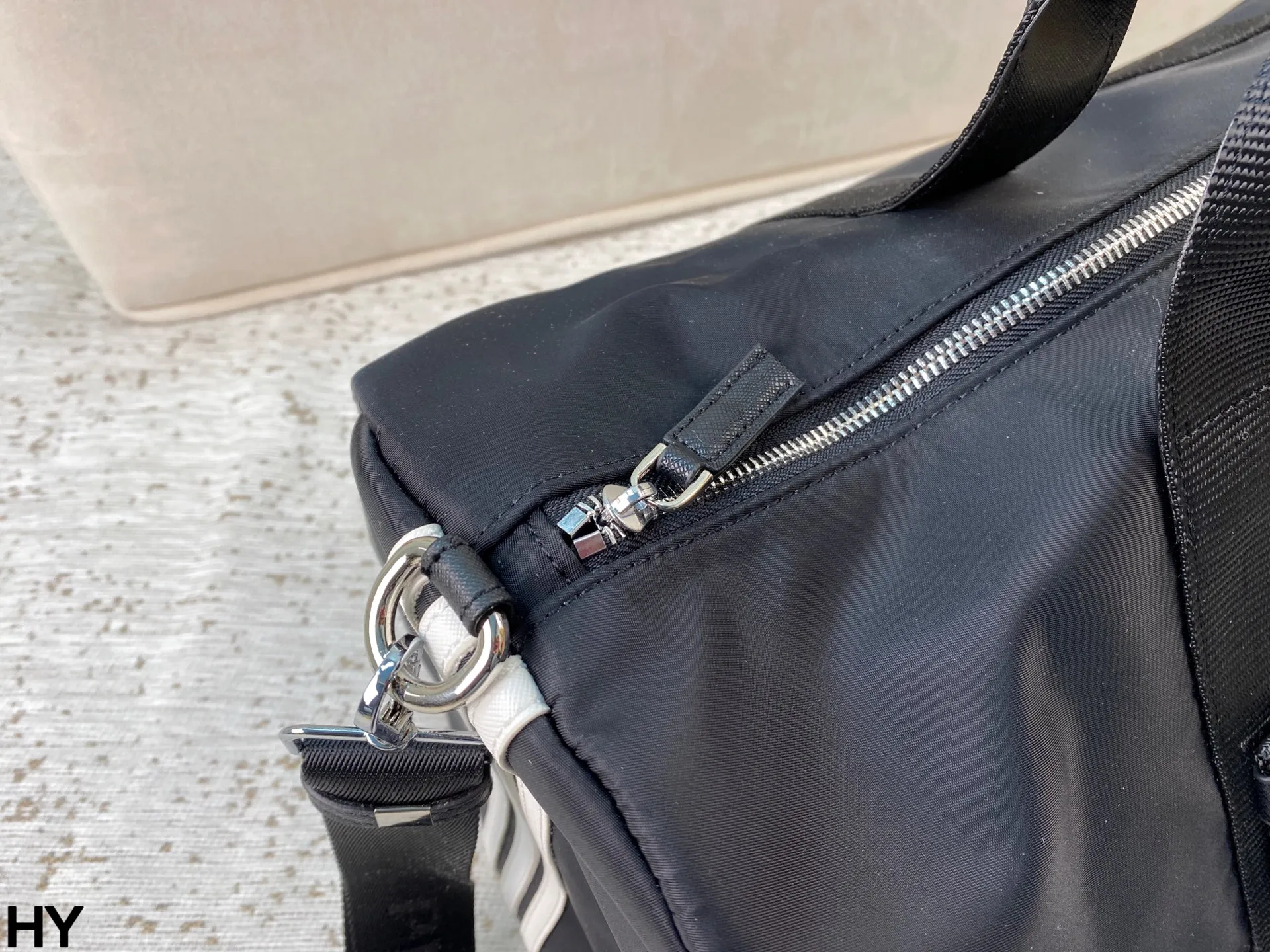 p170 无盒🎁 Prada✖️阿迪联名旅行袋 男女同款 p家经典尼龙质地配上经典三道杠 运动元素拉满 便携自重轻 去健身或者旅行都非常适用！尺寸：底50*宽24*高24