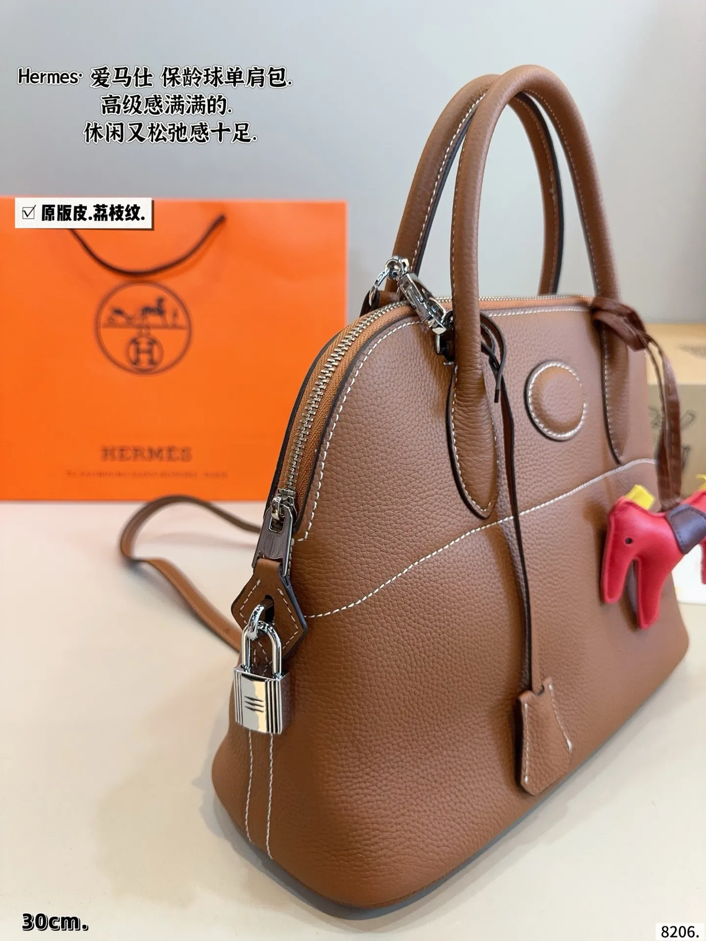 P250配礼盒🎁 Hermesl小仙女必备款爱马仕 Bolide 贝壳包 每一个色真的调的太完美了 一点都不俗气超级仙的 虽然这个包不火 但是是实用的款式,日常需要的东西都可以装下 别认为这个颜色不好搭配 其实穿比较淡的颜色被这个包都很好看 很仙 尺寸:31*12*23cm