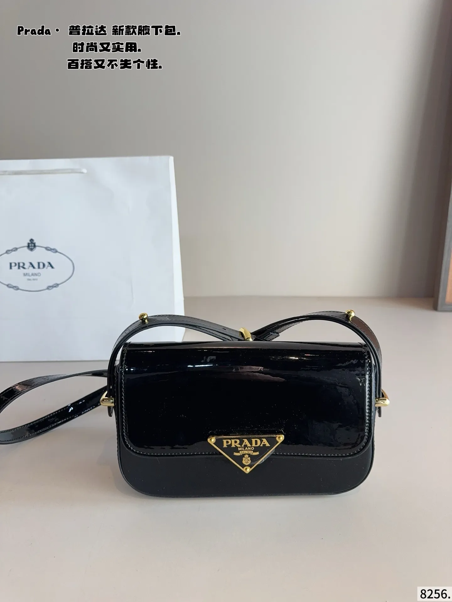 p145配礼盒🎁. 普拉达今年真的太流行中古腋下包了 一款sportsexy风格包包 超级喜欢它简单有质感的设计，上身性感而帅气，很能装而且方便啊！ 无敌时髦洋气～尺寸：21*4*12cm