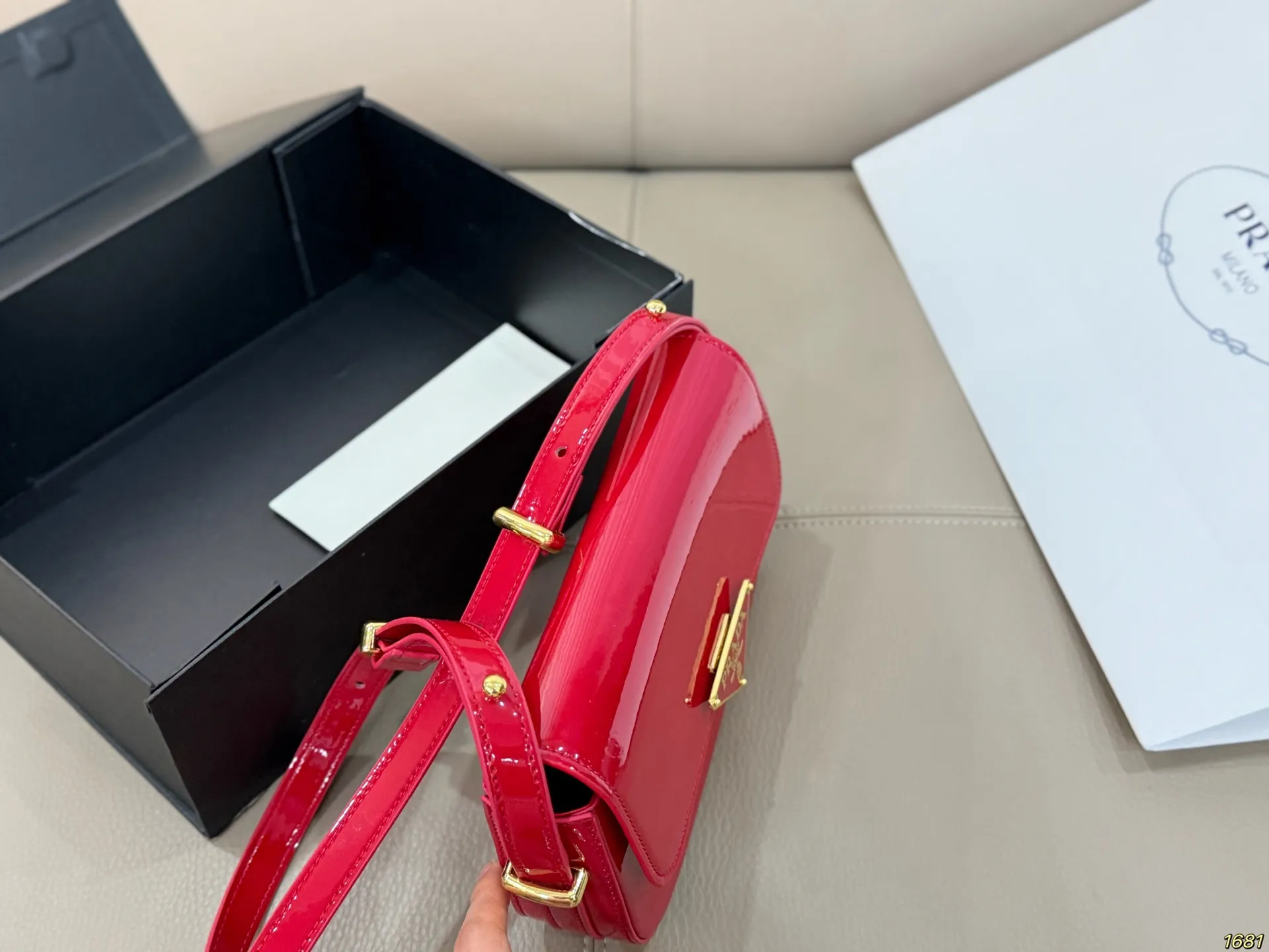 ¥140 普拉达Prada 这只真的可爱死了 大大的三角logo非常经典 性价比好的一塌糊涂 尺寸21 13