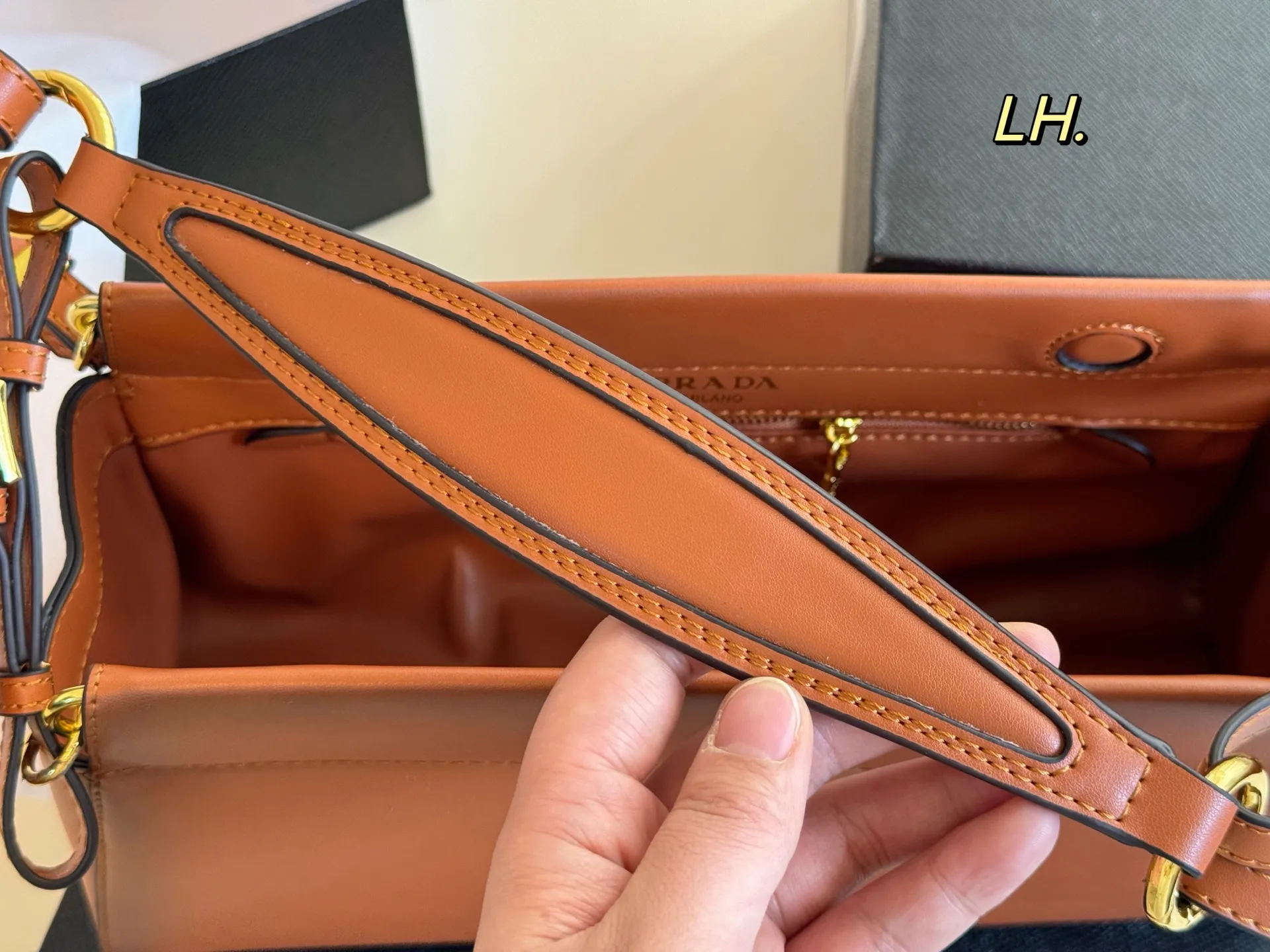 P135(配盒) size:32×16 PRADA普拉达新款FW25手袋👜 超美的一款包包,包型利落大气! 做旧皮料设计,满满的复古感 肩带可调节,多种背法~ 上身效果又酷又飒,高级又百搭‼️