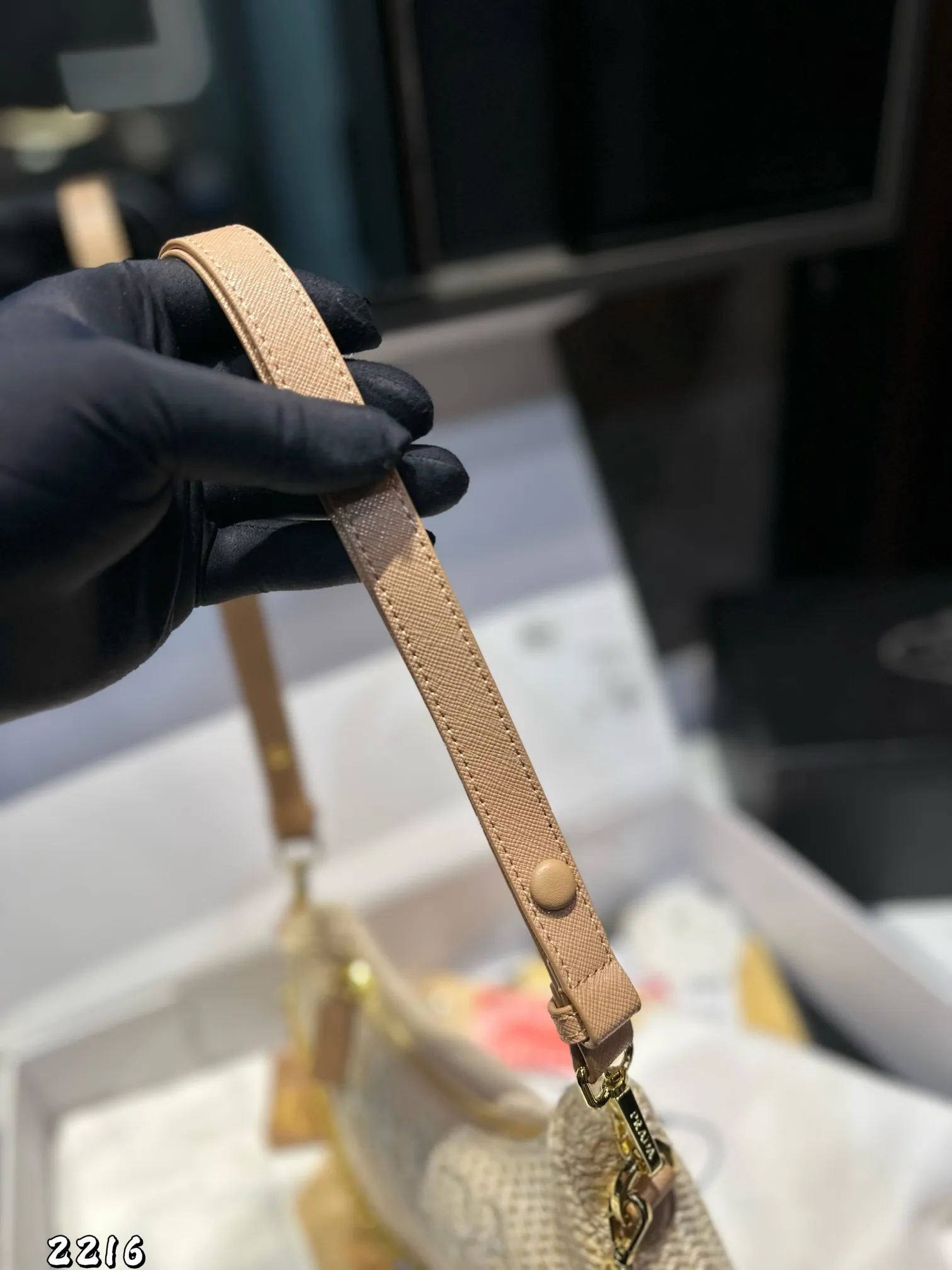 ❤️p125❤️ ✅新品推荐🔜升级版🔥Prada普拉达专柜同款编织hobo腋下包👍高端货！配链条和皮带！各大明星追捧的爆款～棕榈叶和牛皮编织而成‼️采用最好的五金配件！经典logo（size：22*15*5）