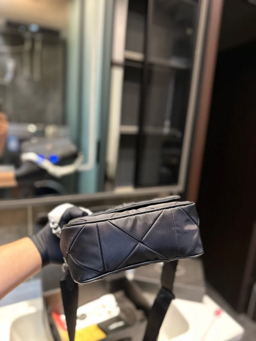 ❤️p125（礼盒包装）❤️ PRADA/普拉达新款System羊皮菱格邮差包 三合一女包 轻巧有型隐藏式前V拉链和翻盖设计包形与正面的三角标争相呼应突出了品牌logo标识的主题~肩带都可以调节 yx尺寸20 18cm