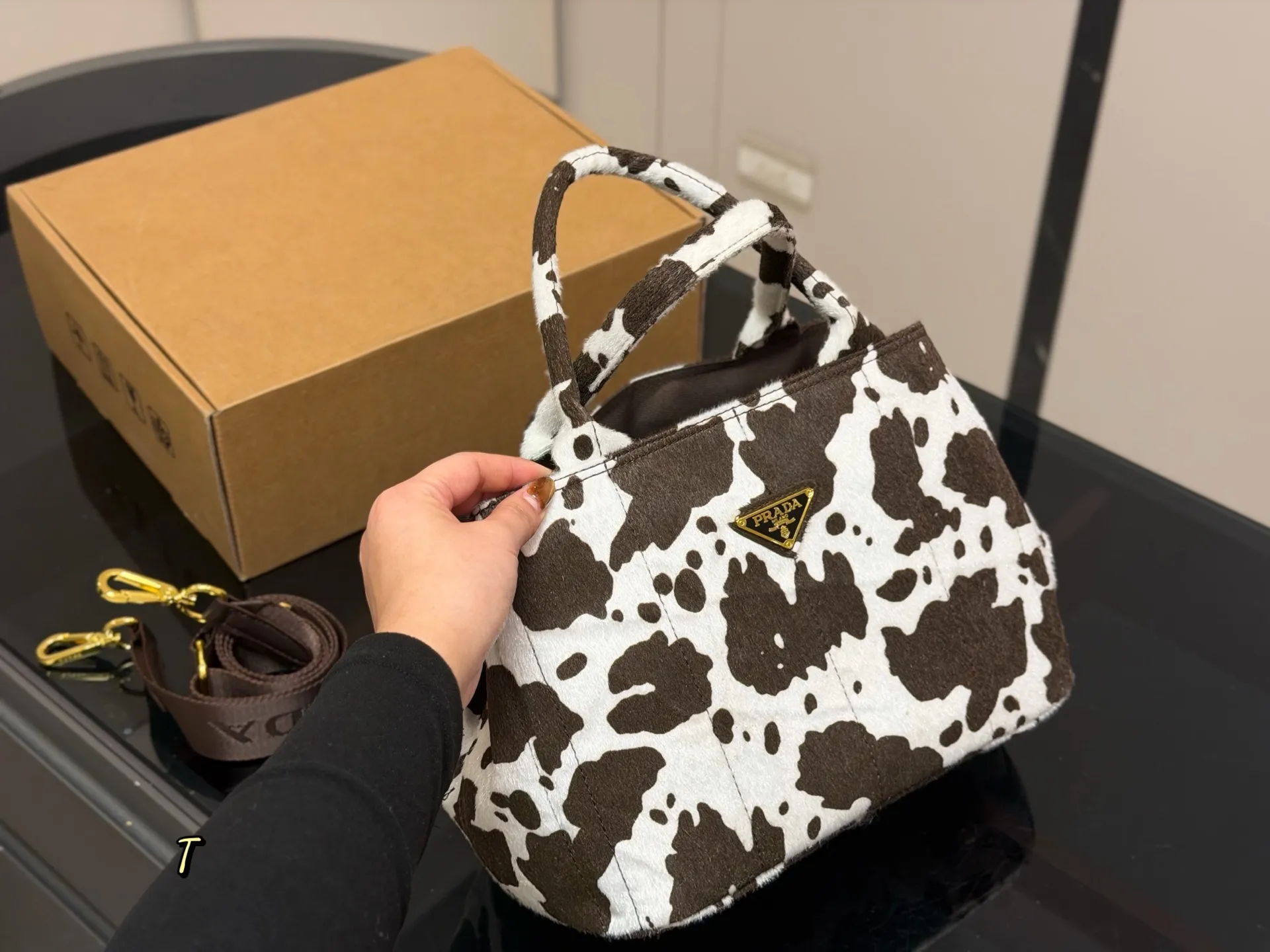 &yen;140 size：29.20cm 又是心动Prada托特的一天. 松弛慵懒的tote包真的爱惨了 普拉达tote（保龄球） 上身满满的高级感！ 日常通勤必备哦！