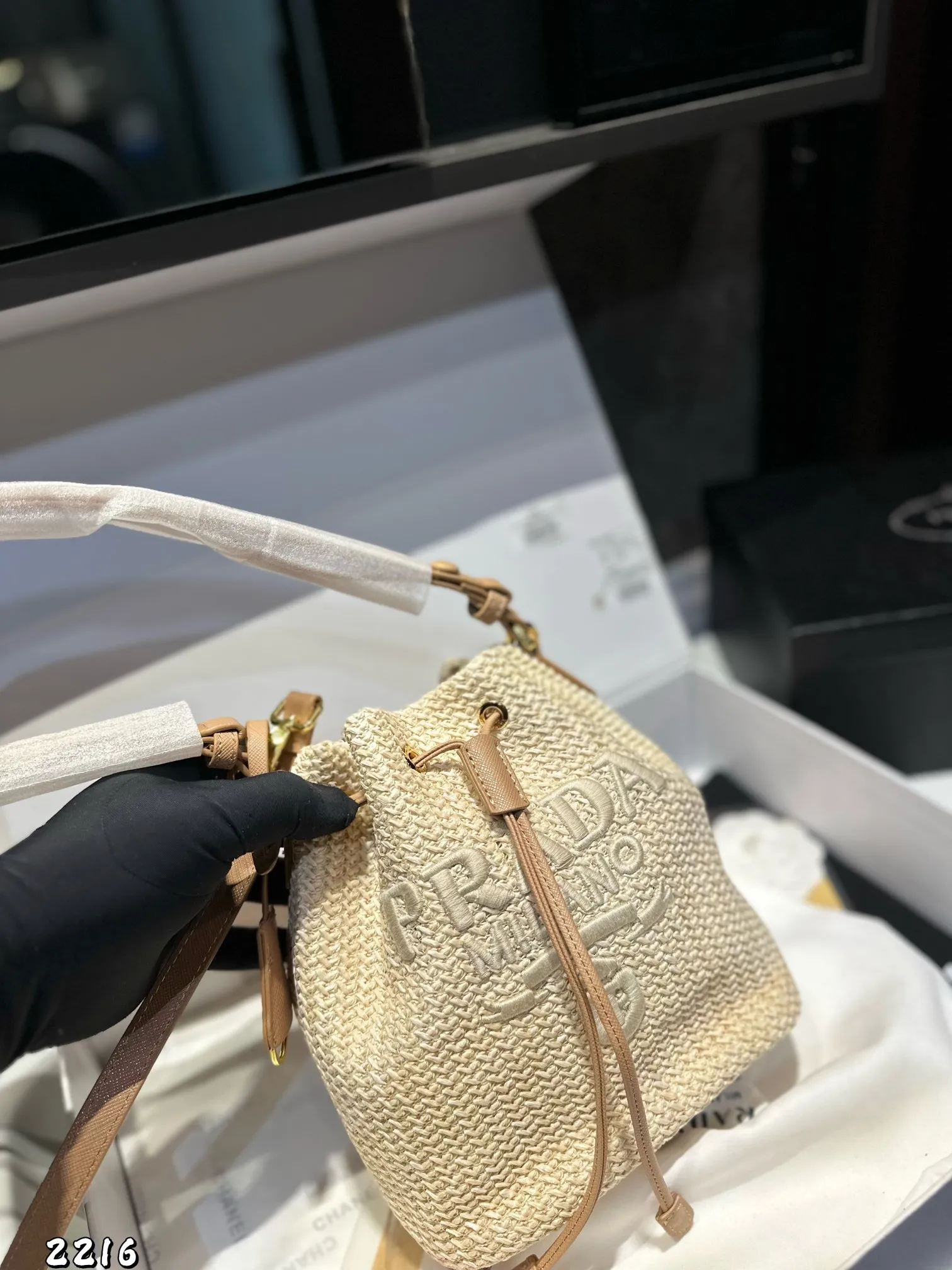 ❤️p130❤️ ✅新品推荐🔜Prada普拉达专柜同款编织水桶包~草编包👍高端货!可手提可肩背~各大明星追捧的爆款~棕榈叶和牛皮编织而成‼️采用最好的五金配件!经典logo!(size:19*21*12)