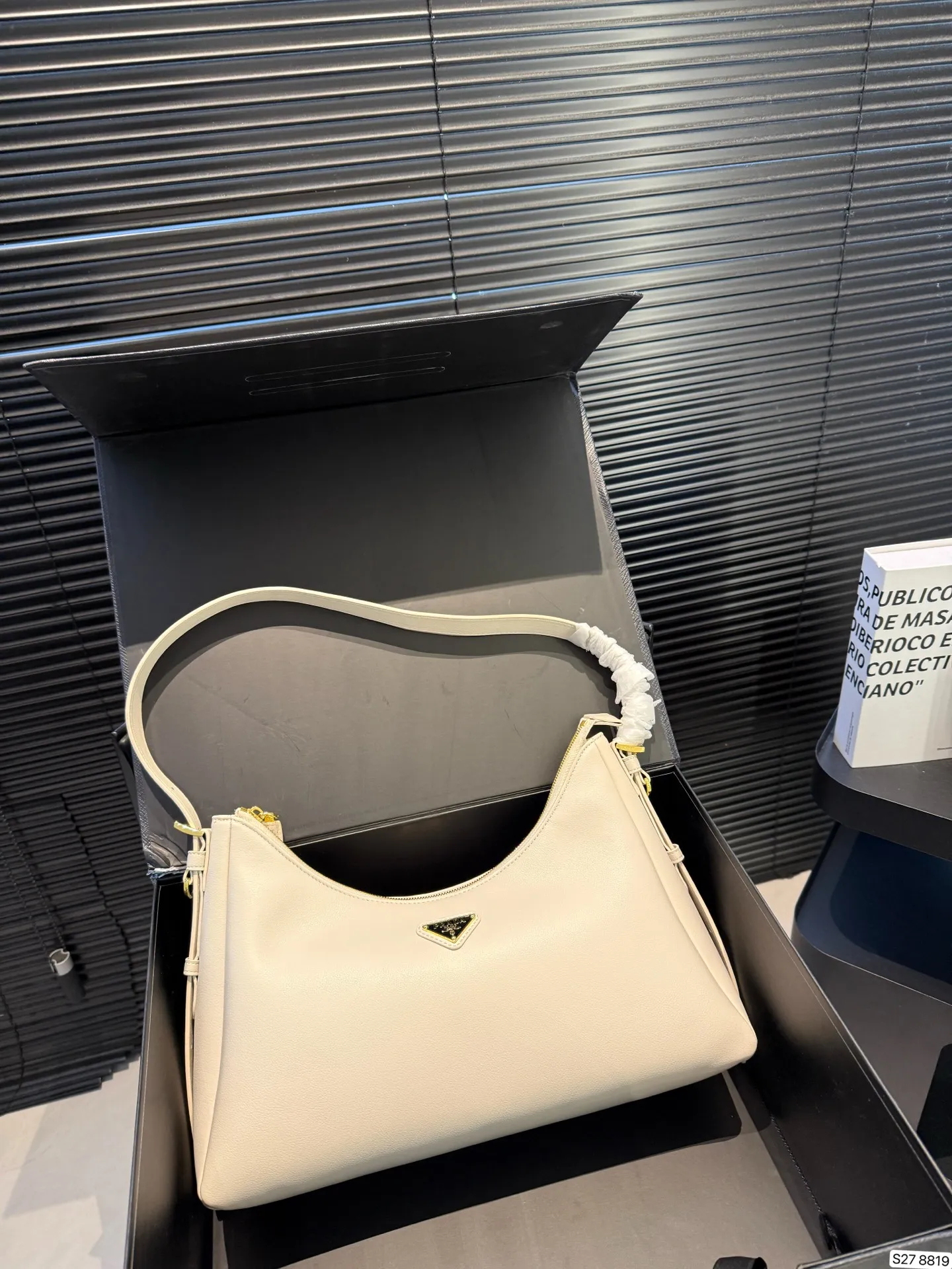 P185 配折叠盒 普拉达腋下新包|Prada上架2024秋冬新款Aimee手袋2024 秋冬Prada广告片中出场的这款手袋作品被命名为「Aimée」 在法语中有「被爱、受宠」之意。 洗练hobo 廓形上点缀品牌标志性珐琅三角形金属徽标,搭配大衣狠狠爱了 尺寸:37 19 货号8819