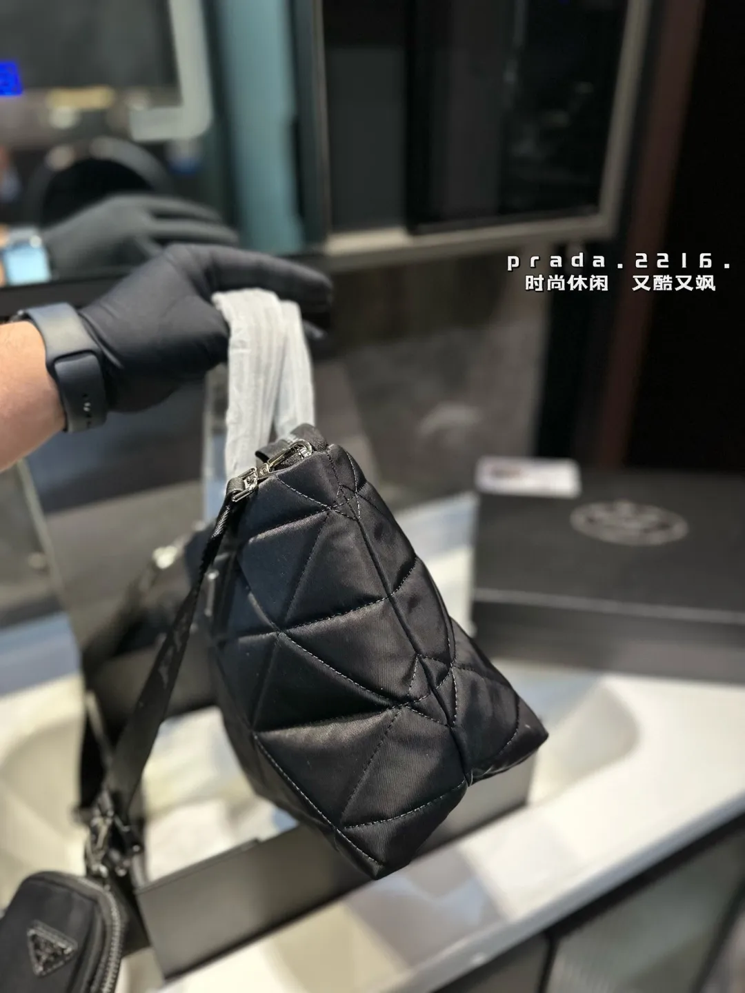 ❤️p130/p125❤️ 普拉达尼龙菱格托特包有种酷酷感觉容量还很可 Prada一眼便爱上日常通勤强烈推荐 集美们冲它 尺寸：大号32 22 小号24 21