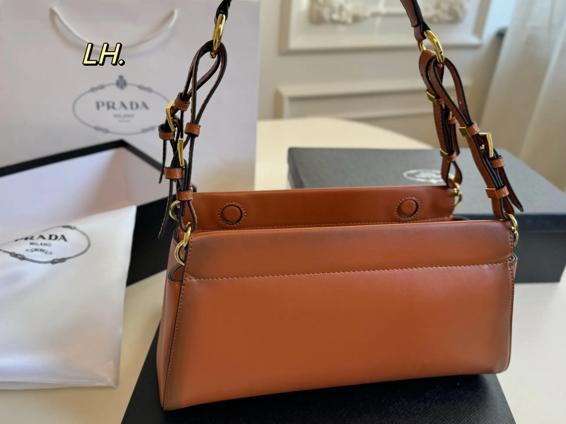 P135(配盒) size:32×16 PRADA普拉达新款FW25手袋👜 超美的一款包包,包型利落大气! 做旧皮料设计,满满的复古感 肩带可调节,多种背法~ 上身效果又酷又飒,高级又百搭‼️