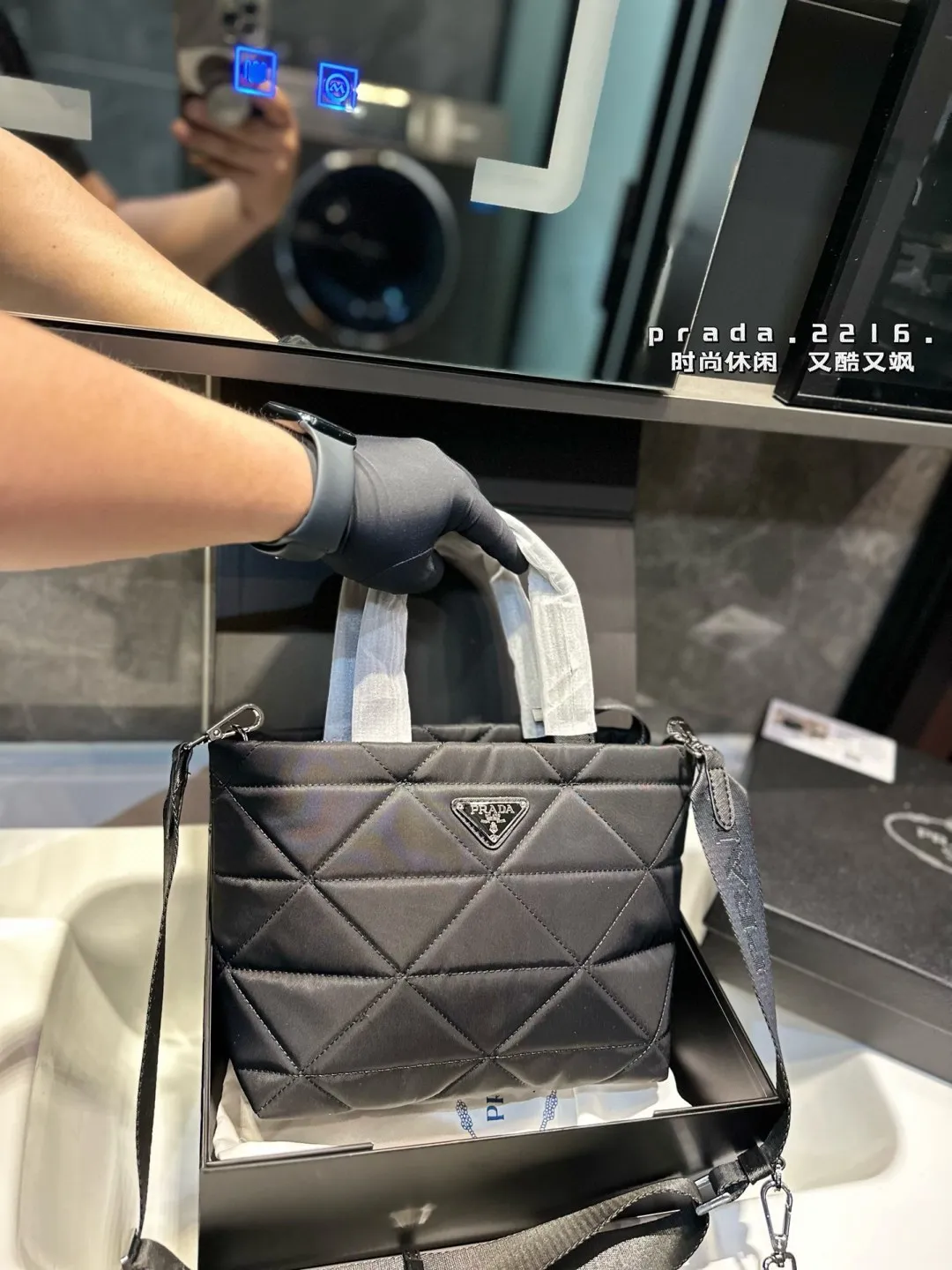 ❤️p130/p125❤️ 普拉达尼龙菱格托特包有种酷酷感觉容量还很可 Prada一眼便爱上日常通勤强烈推荐 集美们冲它 尺寸：大号32 22 小号24 21