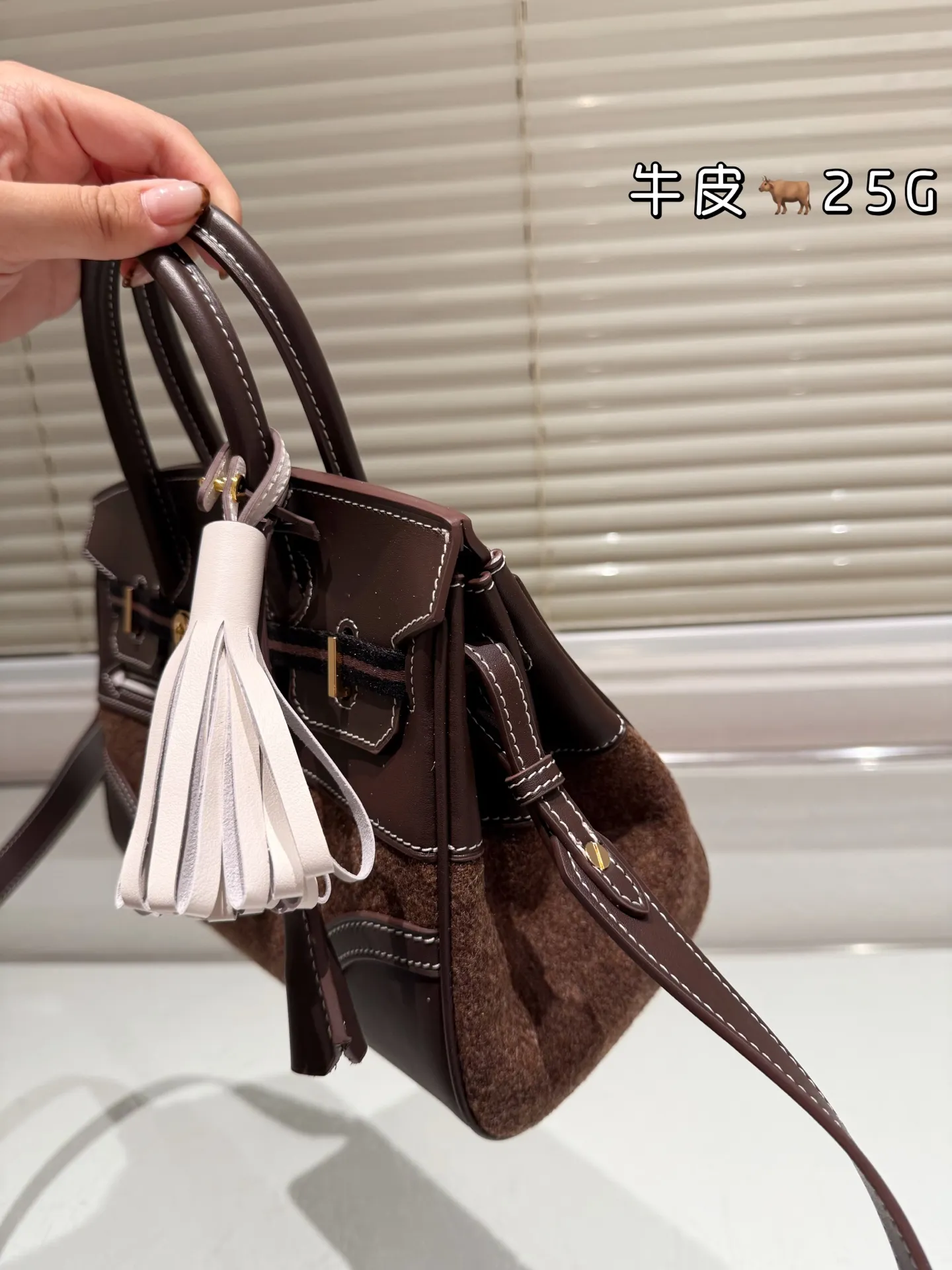 顶级原单 头层牛皮 P325 P310 Hermes 爱马仕｜Birkin 30Goteam 头层Barenia Natural搭配羊毛毡 秋冬战包怎么少的了GoTeam Birkin 爱马仕Birkin30 GoTeam可以说是为数不多的秋冬特别款了吧 当别人还在讨论皮质的时候，GoTeam早就一改风格将毛毡／皮革和编织融为一体，多元的融合毫无违和感，反而缔造一种新式审美！不被拘束，自由随性！ 简简单单一身行头，拎上Birkin30GoTeam，这不就是大家想要的穿搭显贵 配搭就不基础 不用刻意打扮 毕竟这种刻在DNA里的率性也是被铂金 给玩明白 嘿～宝贝！这个秋冬别再一成不变了，和这只帅气无比的Birkin30 GoTeam一起燃起来吧！ 尺寸 30cm 25cm