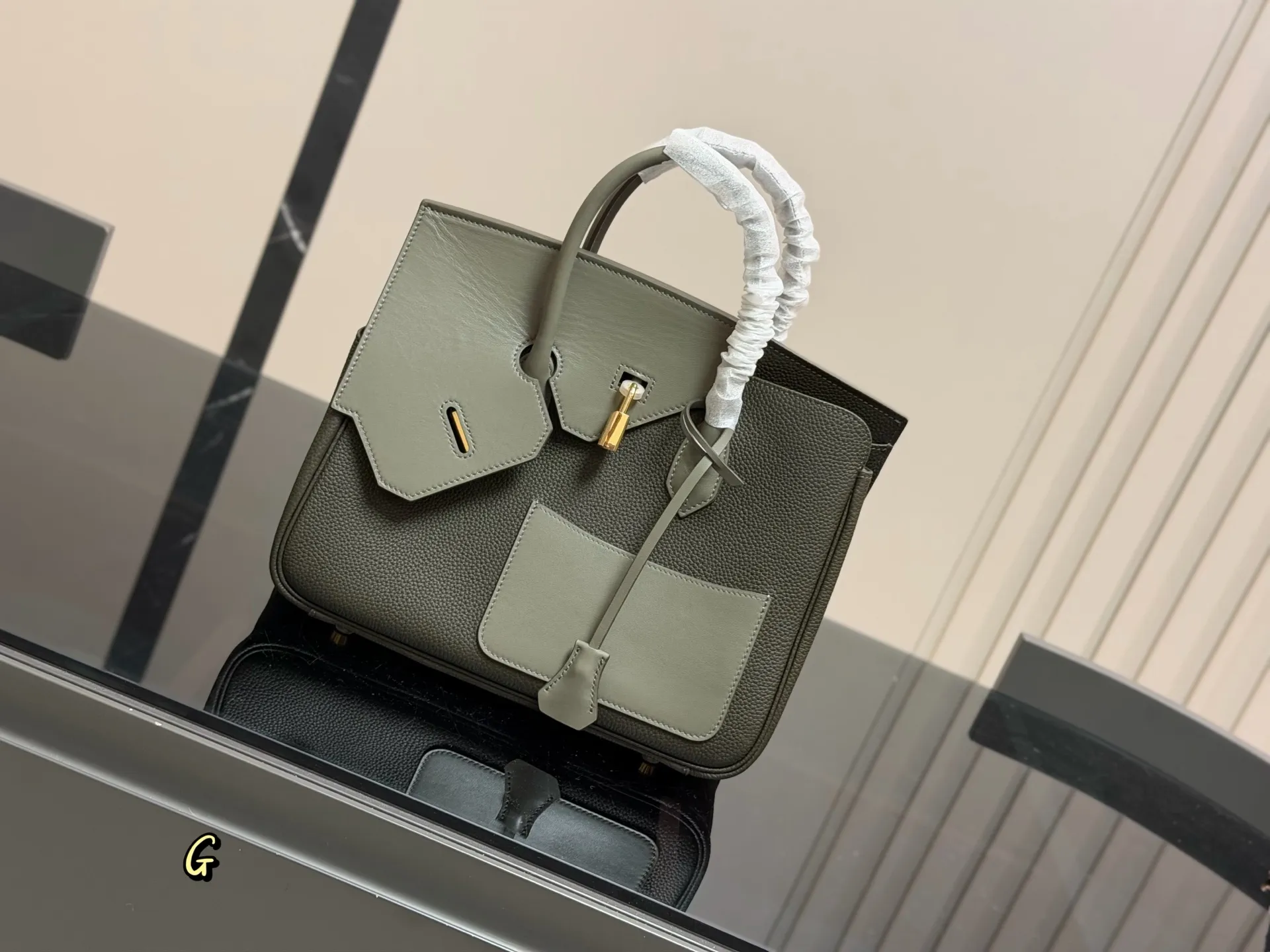 &yen;340 爱马仕Birkin D&eacute;sordre 30 这个包走秀的时候就相中了， 和双面KELLY异曲同工， 都是解构主义美学的创新。不过最大的 这个Birkin D&eacute;sordre 30却可以男女同吃