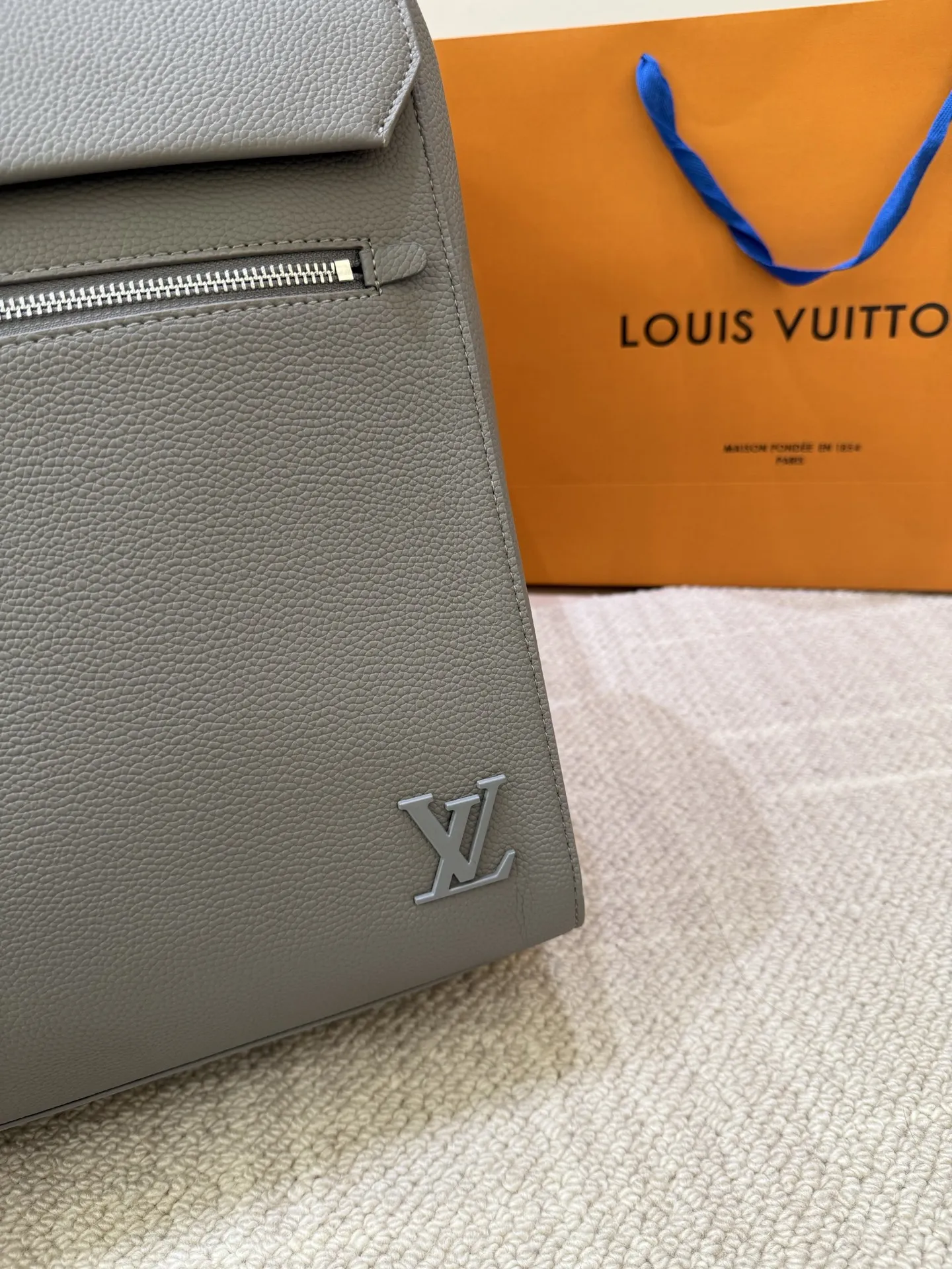 P160 高顔値双肩包/ LV Discovery 百搭通勤经典牛皮双肩包 LV最好看的双 肩包出差旅行必备 休闲商务都可驾驭 容量超大超能装 大热门款个人认为这是一款最合适男士的包包 超级酷 COOL 尺寸 30 40cm