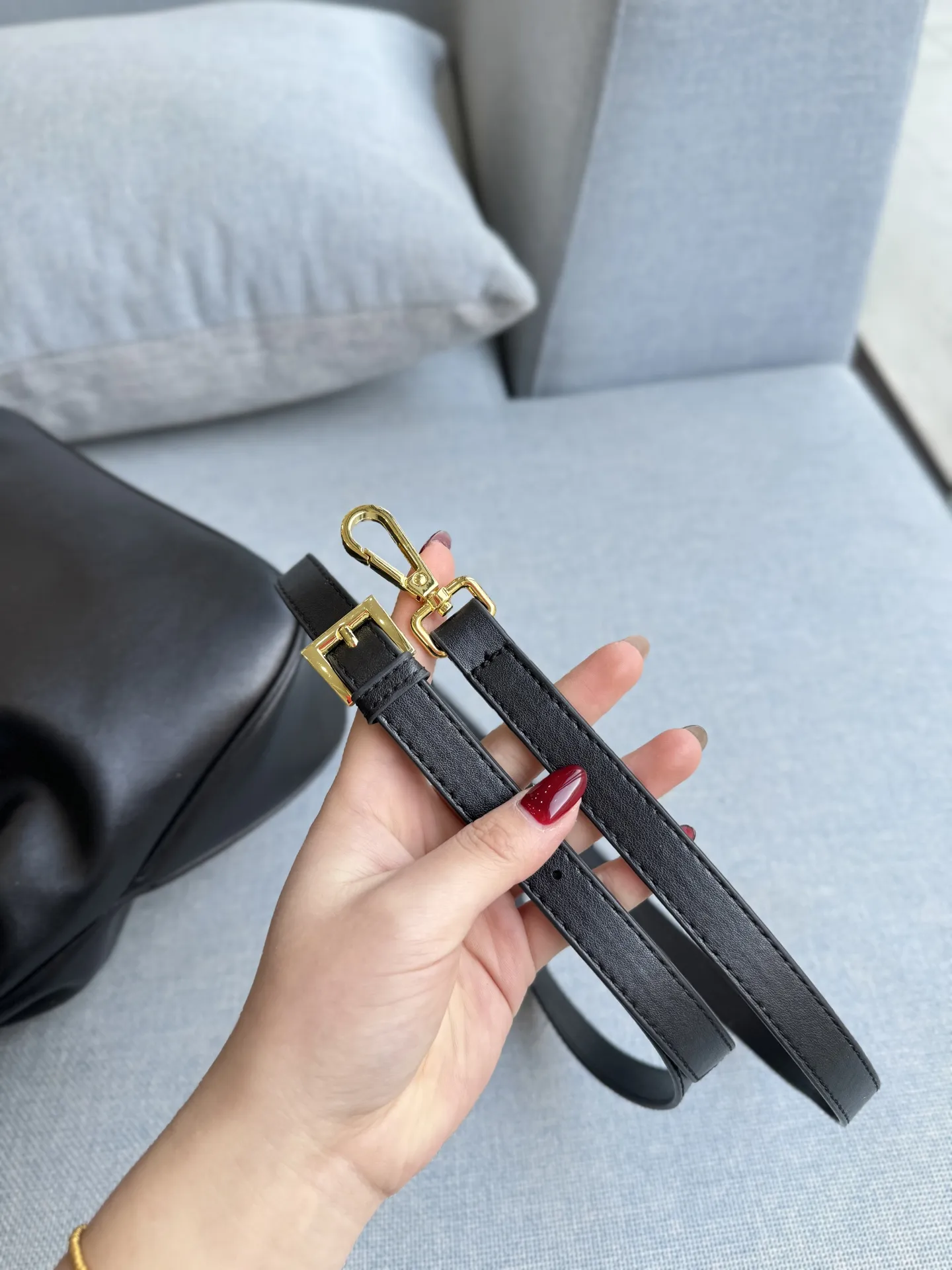 💰180 天地盖 size:31×26 PRADA普拉达 托特包 购物袋 腋下包 单肩包 这么高级的Prada谁能不爱🖤 黑金Prada垃圾袋 全皮腋下托特包 Prada全皮单肩腋下黑金托特包 自行配链条可变垃圾袋款 肩带可以收进包内 磁吸扣 时髦感都快要溢出来了