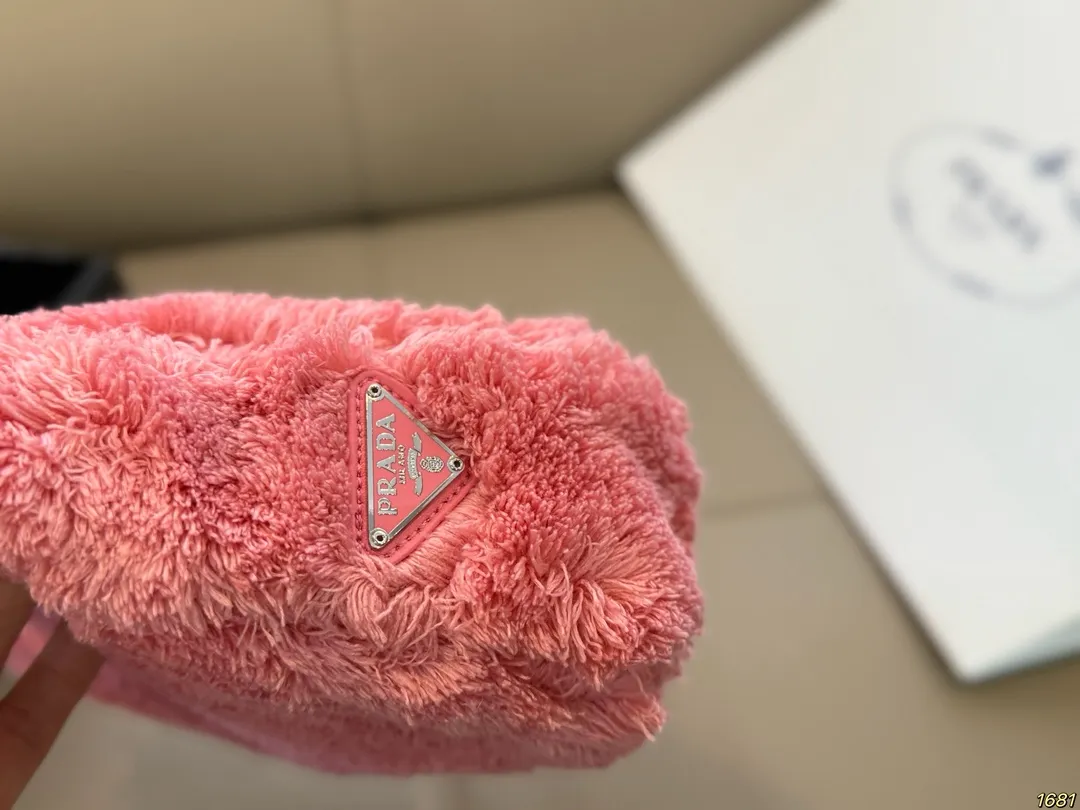 &yen;120 普拉达PRADA 环保毛腋下包 加上毛茸茸的元素瞬间软绵绵的 一下就温柔起来了。 秋冬很适合背毛绒包！ 不仅手感很棒 还能取暖~ 软乎乎毛茸茸 简直无法拒绝啊 尺寸24 15