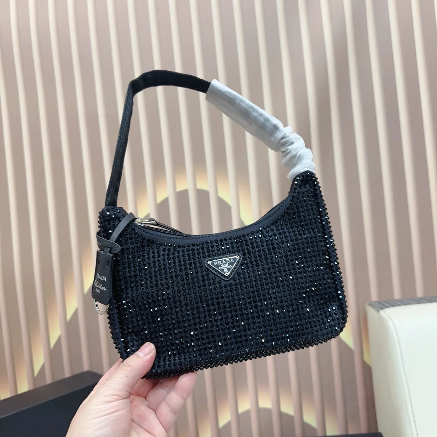 P120 礼盒🎁 size：21&times;12 PRADA 普拉达水钻Re-Edition hobo腋下包💕 包包焕以轻盈的绸缎面料制作， 通体镶嵌璀璨的水钻为亮点， 搭配珐琅三角包扣，容量🉑️～ 任何场合都能成为引人注目的焦点✨yx