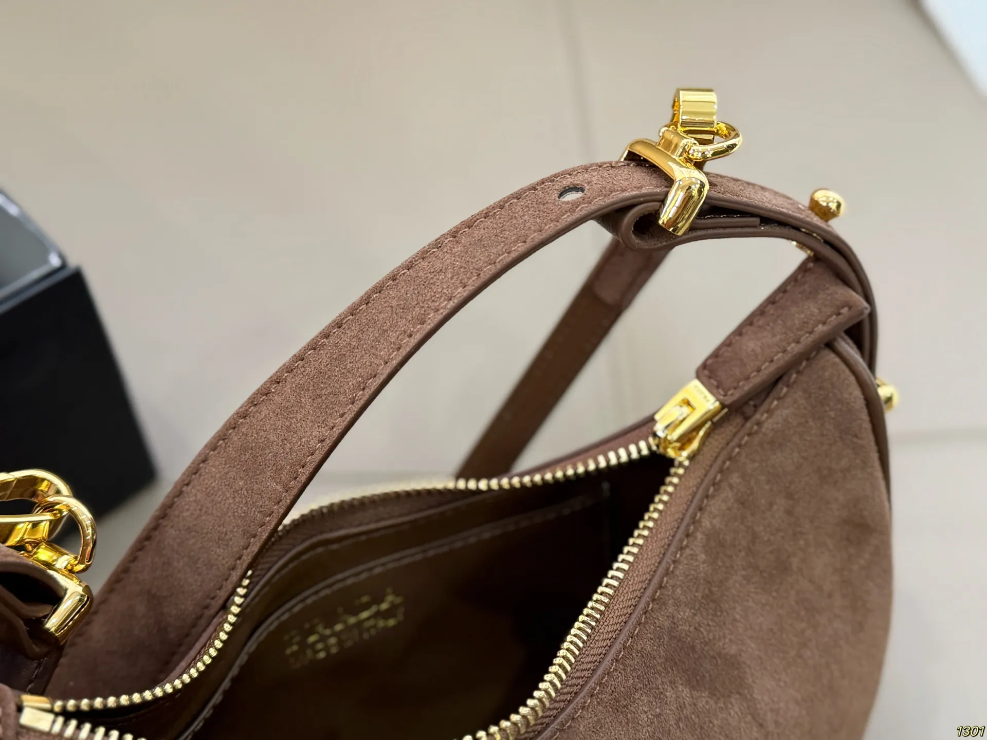 ¥180 Prada 普拉达 Araue麂皮月牙腋下包 弧形乡设计灵感源自新月,皮革+珐琅三角徽标,低调优雅又超有辨识度。双肩带设计,手提肩背都OK,容量适中,通勤休闲都能用。新月造型寓意新生与圆满,实用又时髦,是本季超火单品,明星博主都在背!搭配简约或复古穿搭,气质直接拉满尺寸23*13