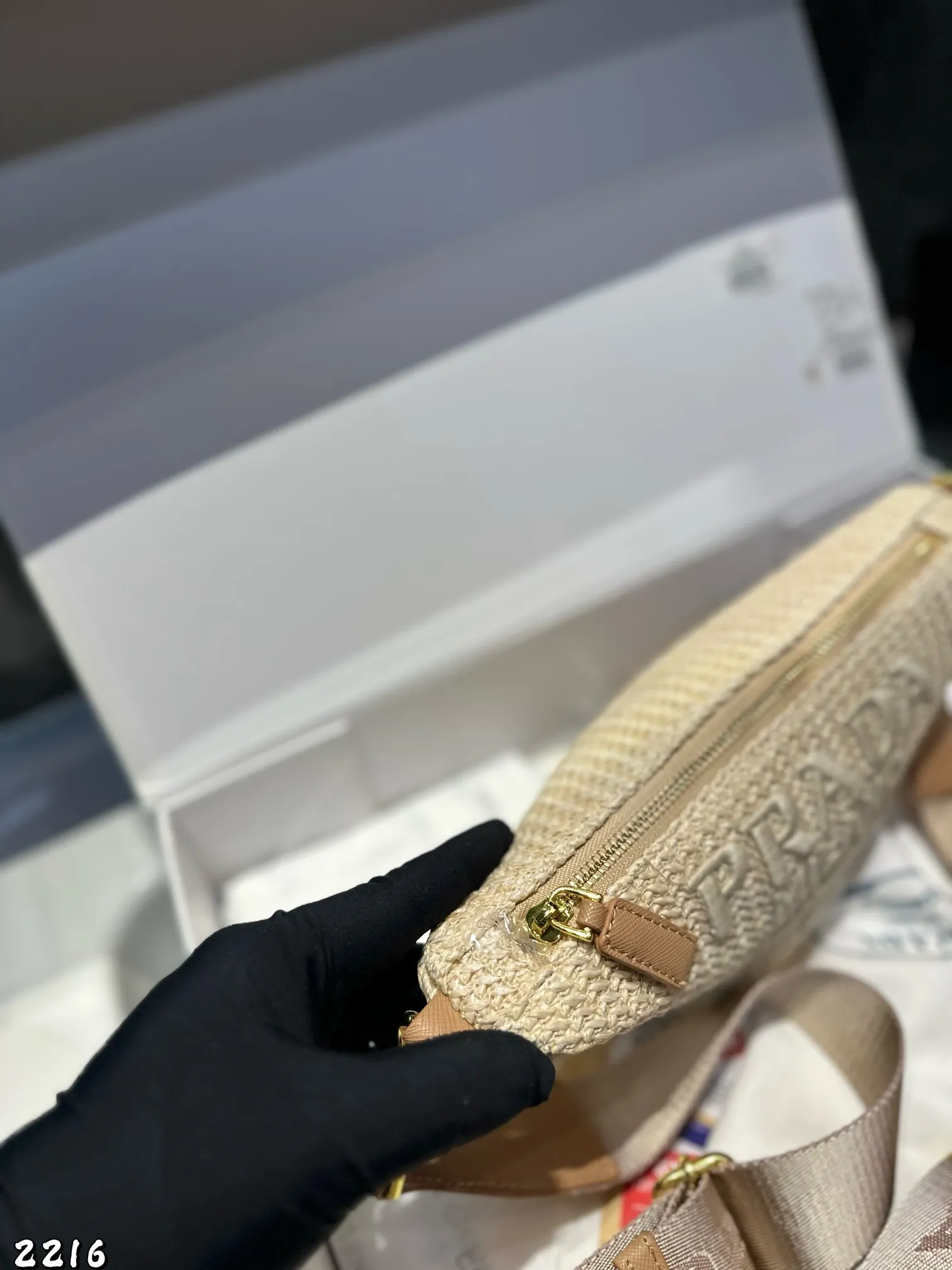 ❤️p130❤️ ✅新品推荐🔜升级版🔥Prada普拉达专柜同款编织三角包~草编包👍配小包‼️高端货!可肩背~各大明星追捧的爆款~棕榈叶和牛皮编织而成‼️采用最好的五金配件!经典logo!(size:28*14*10 小包9*13)