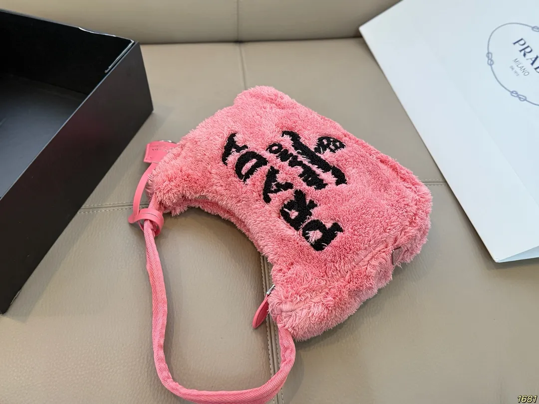 ¥120 普拉达PRADA 环保毛腋下包 加上毛茸茸的元素瞬间软绵绵的 一下就温柔起来了。 秋冬很适合背毛绒包! 不仅手感很棒 还能取暖~ 软乎乎毛茸茸 简直无法拒绝啊 尺寸24 15