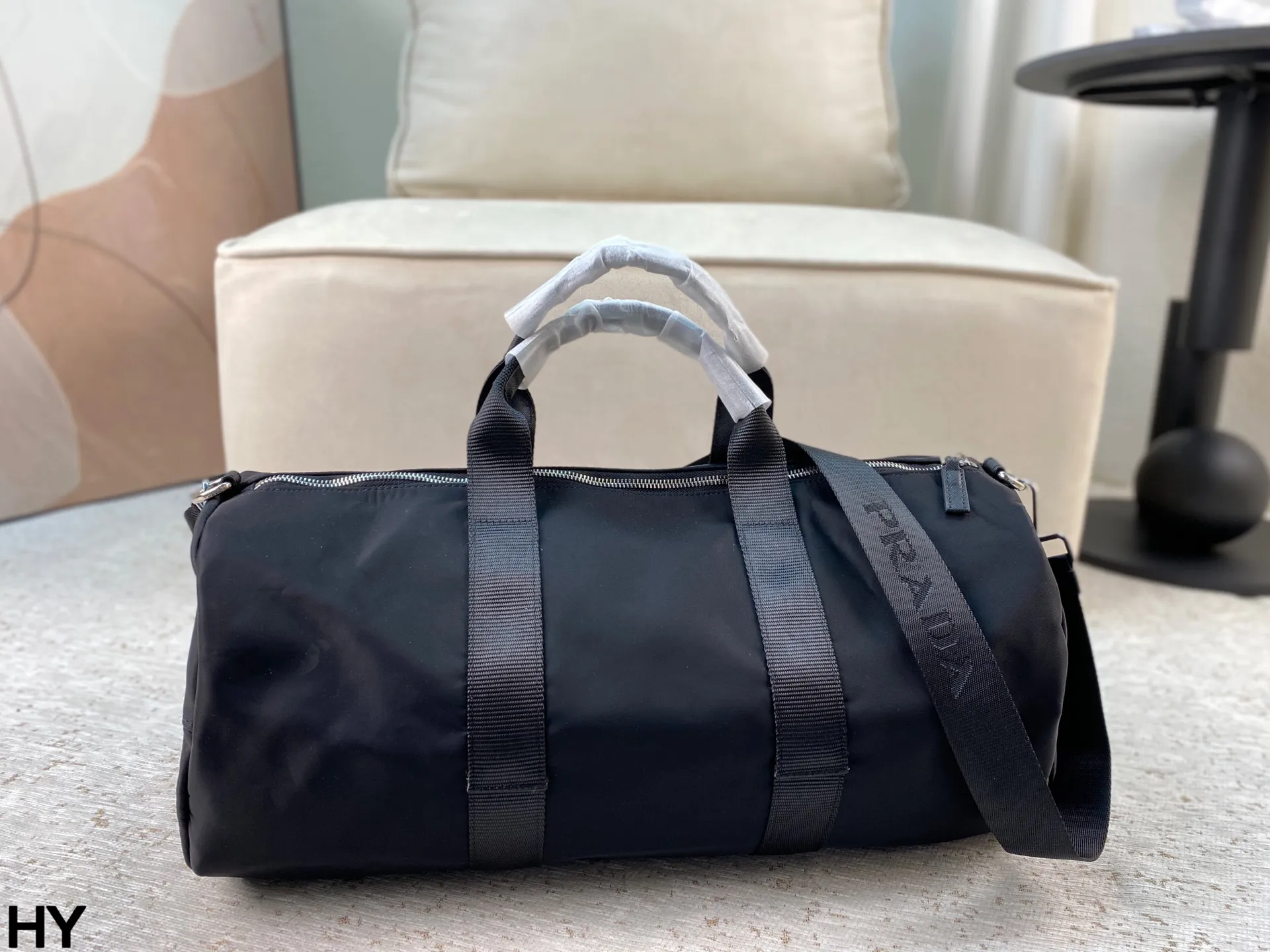 p165 无盒🎁 Prada旅行袋 男女同款 经典尼龙质地便携自重轻 去健身或者旅行都非常适用！尺寸：底50*宽24*高24