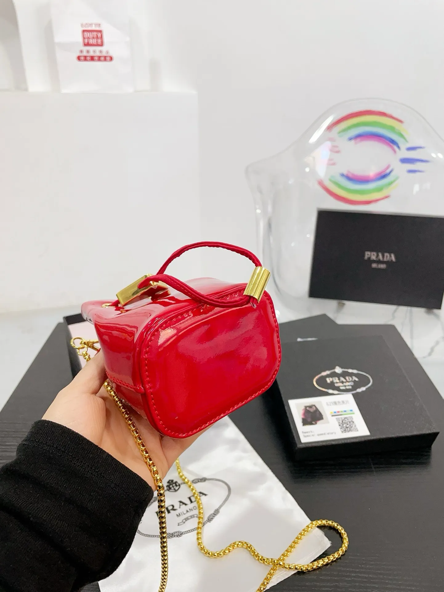👑💰P105配盒 ⚠️尺寸10.13 普拉达PRADA mini亮片水桶包 太可爱了,bling bling的效果非常吸睛 可仙可酷,难道你不心动。 太美太可爱了