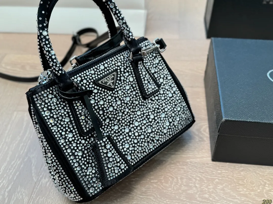 &yen;180配盒 普拉达 Prada 满钻包超级满足 颜值超高 集美必入 尺寸： 22 16