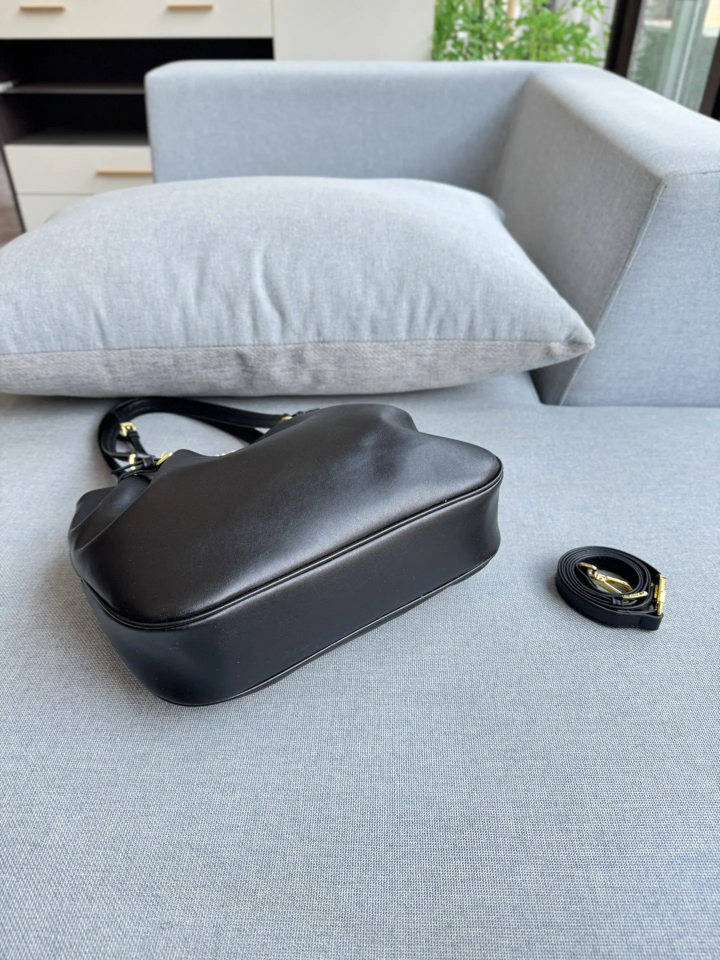 💰180 天地盖 size：31&times;26 PRADA普拉达 托特包 购物袋 腋下包 单肩包 这么高级的Prada谁能不爱🖤 黑金Prada垃圾袋 全皮腋下托特包 Prada全皮单肩腋下黑金托特包 自行配链条可变垃圾袋款 肩带可以收进包内 磁吸扣 时髦感都快要溢出来了